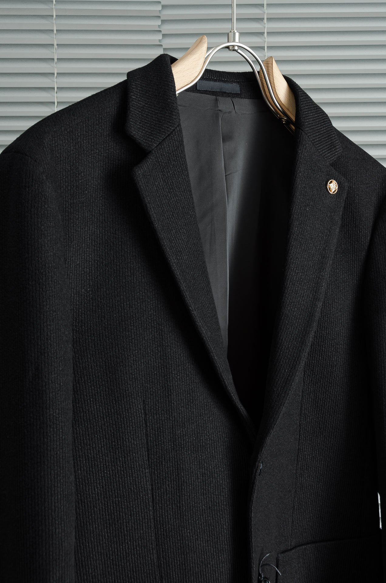 LV 2025FW羊毛混纺胸标点缀男士商务休闲西服#舒适有弹力，区别于普通的西装面料，这个是含羊毛的针织