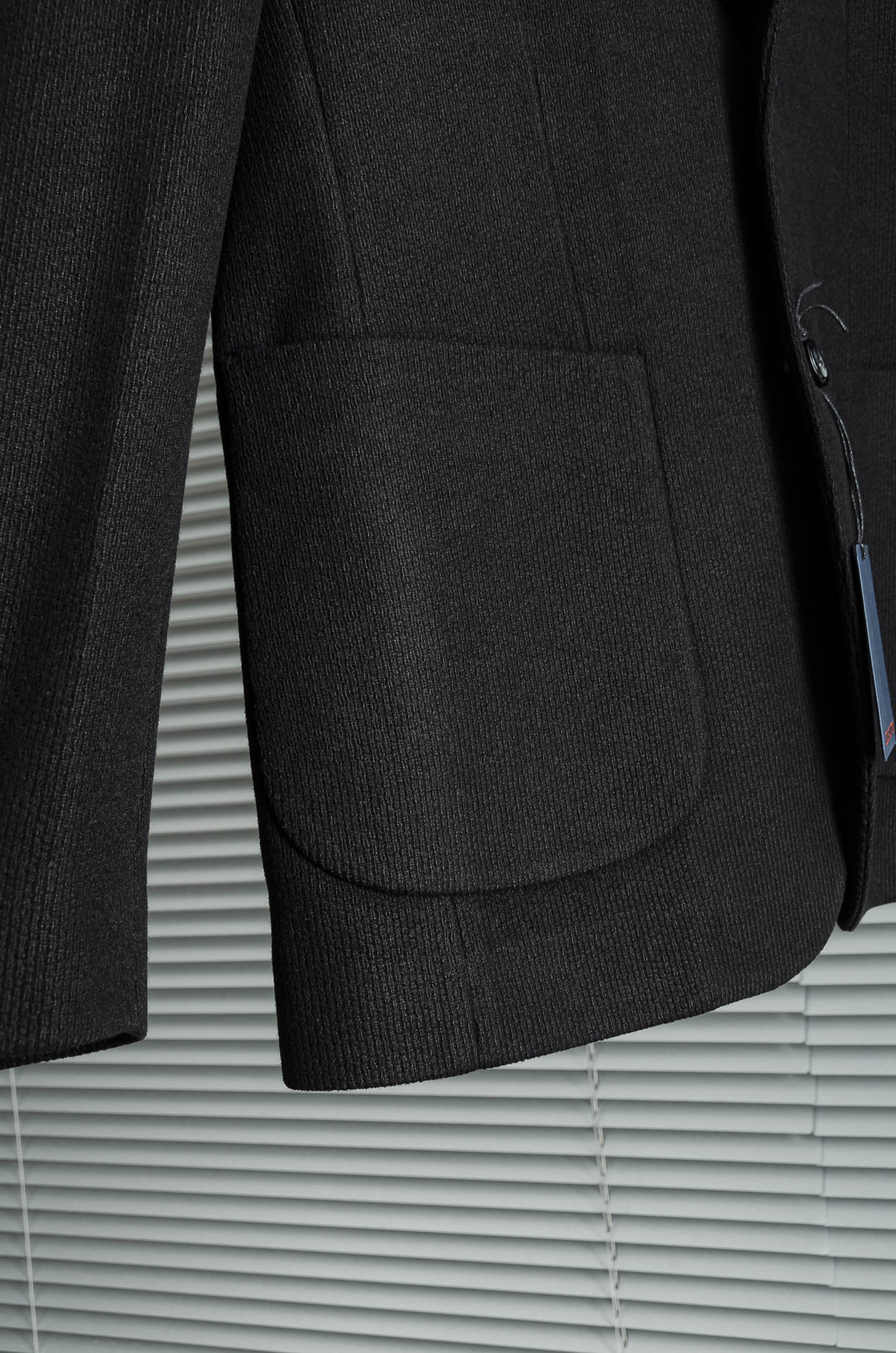 LV 2025FW羊毛混纺胸标点缀男士商务休闲西服#舒适有弹力，区别于普通的西装面料，这个是含羊毛的针织