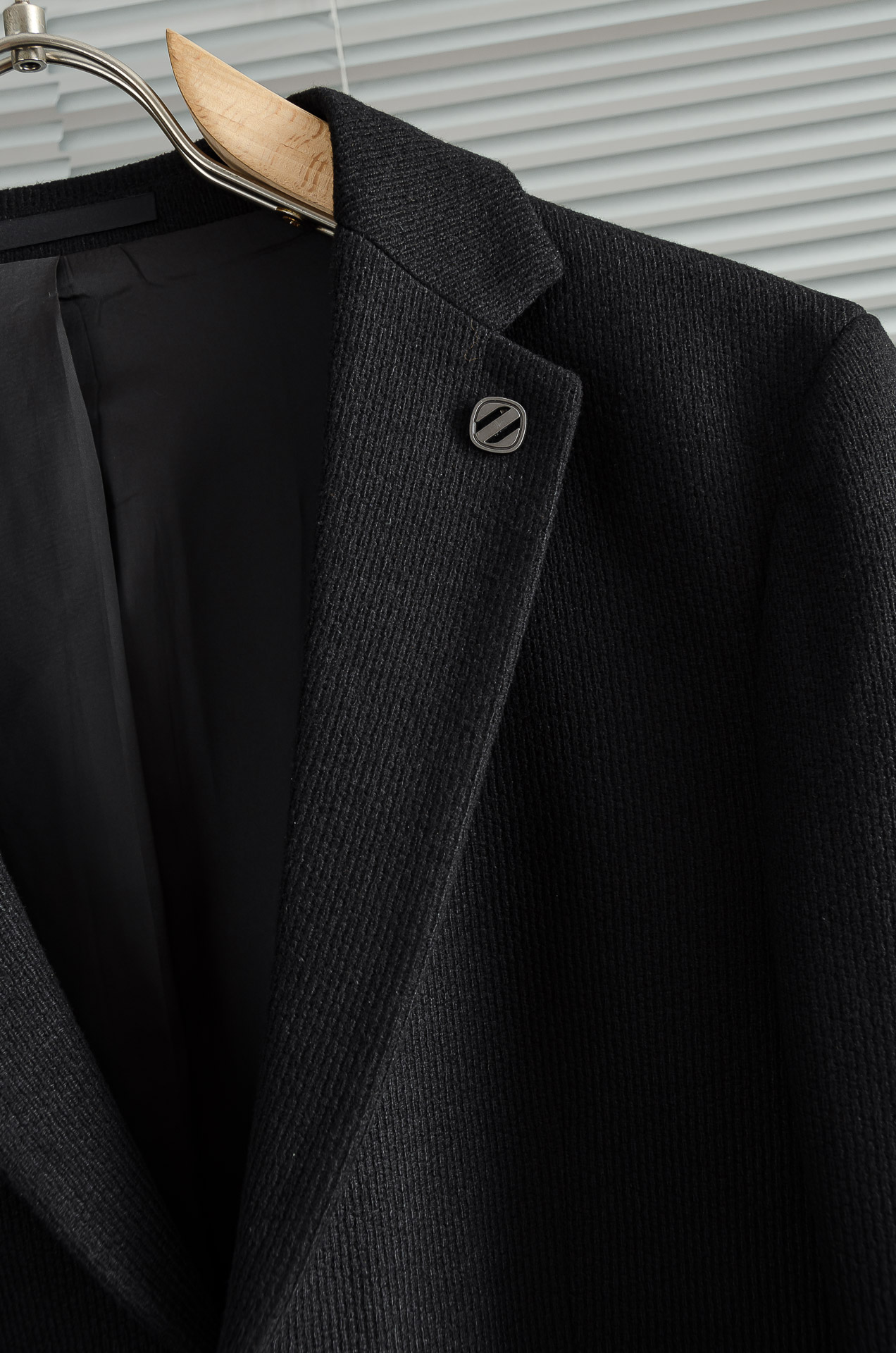 zeg#na杰尼#亚2025FW羊毛混纺胸标点缀男士商务休闲西服#舒适有弹力，区别于普通的西装面料，这个