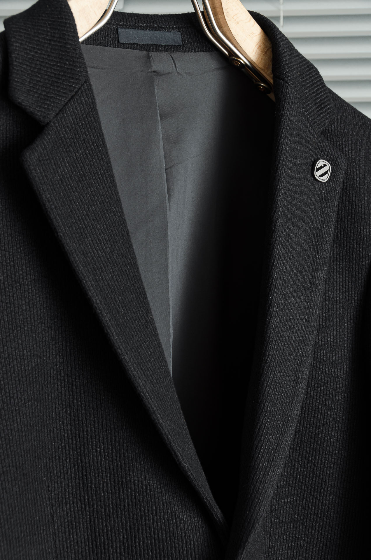 zeg#na杰尼#亚2025FW羊毛混纺胸标点缀男士商务休闲西服#舒适有弹力，区别于普通的西装面料，这个