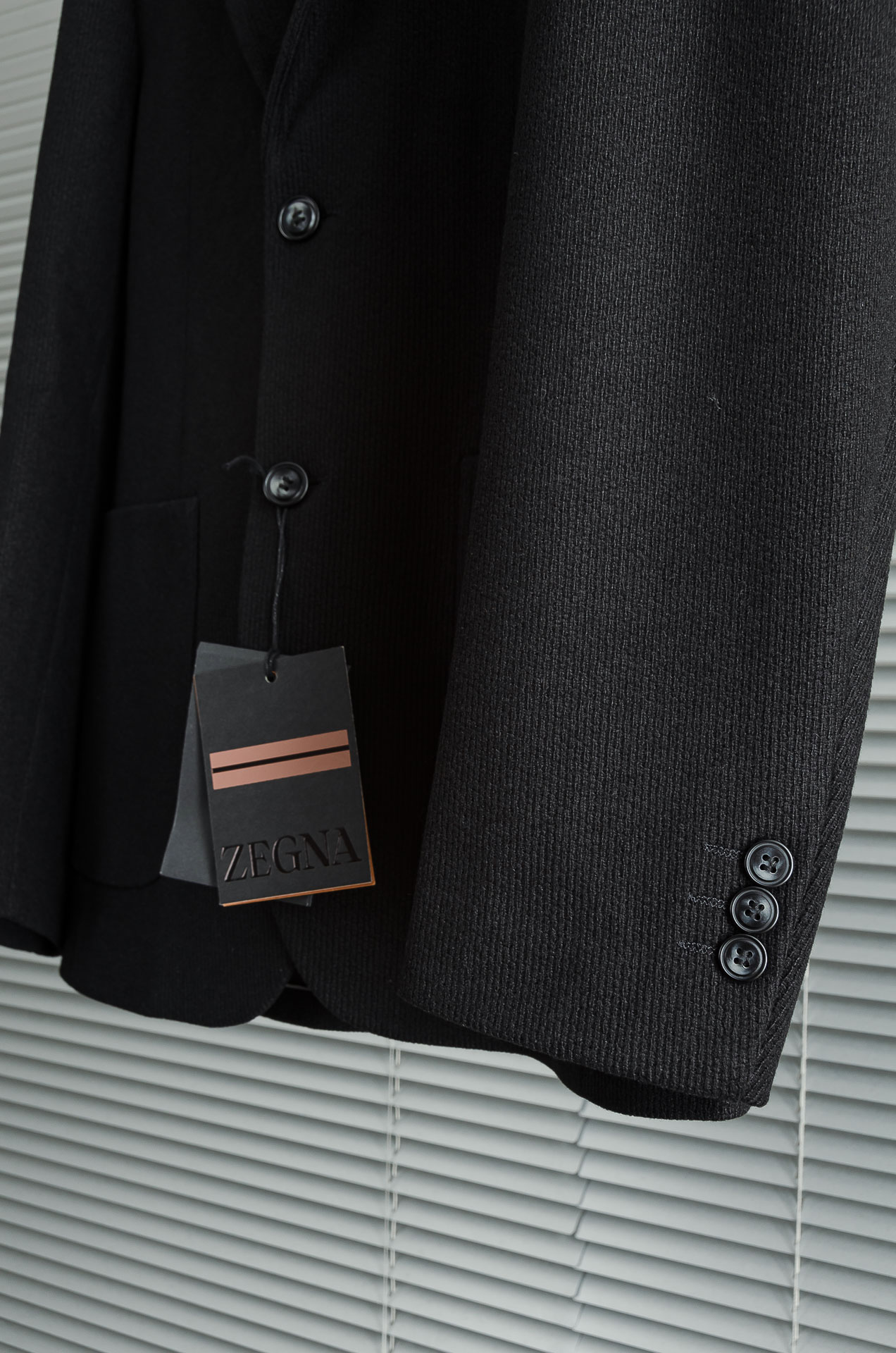 zeg#na杰尼#亚2025FW羊毛混纺胸标点缀男士商务休闲西服#舒适有弹力，区别于普通的西装面料，这个