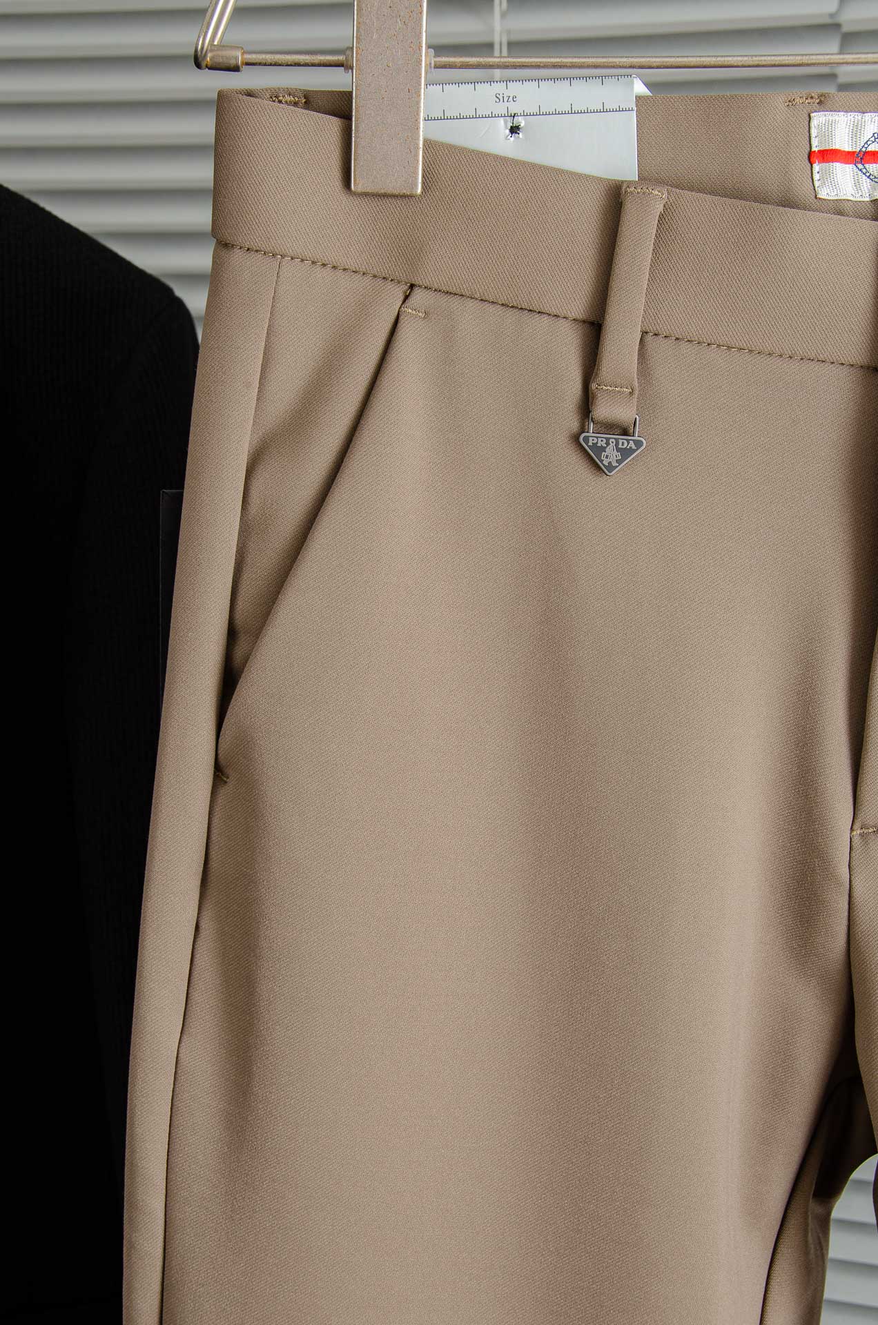 Pra*da普拉/达26FW秋冬新款轻奢时尚定制休闲西裤，简洁干练的风格，精致卓越的品质男装，每款的设计