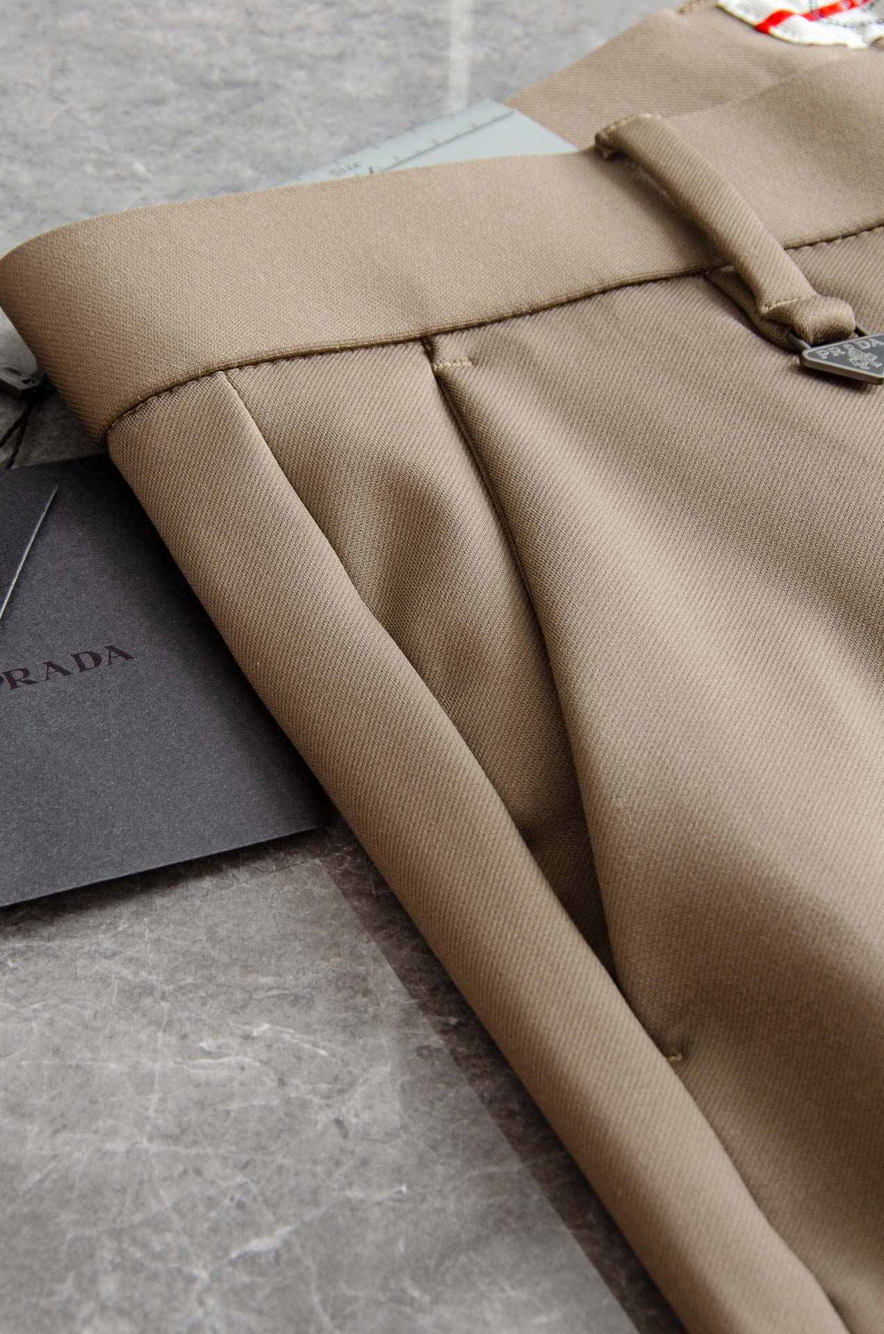 Pra*da普拉/达26FW秋冬新款轻奢时尚定制休闲西裤，简洁干练的风格，精致卓越的品质男装，每款的设计