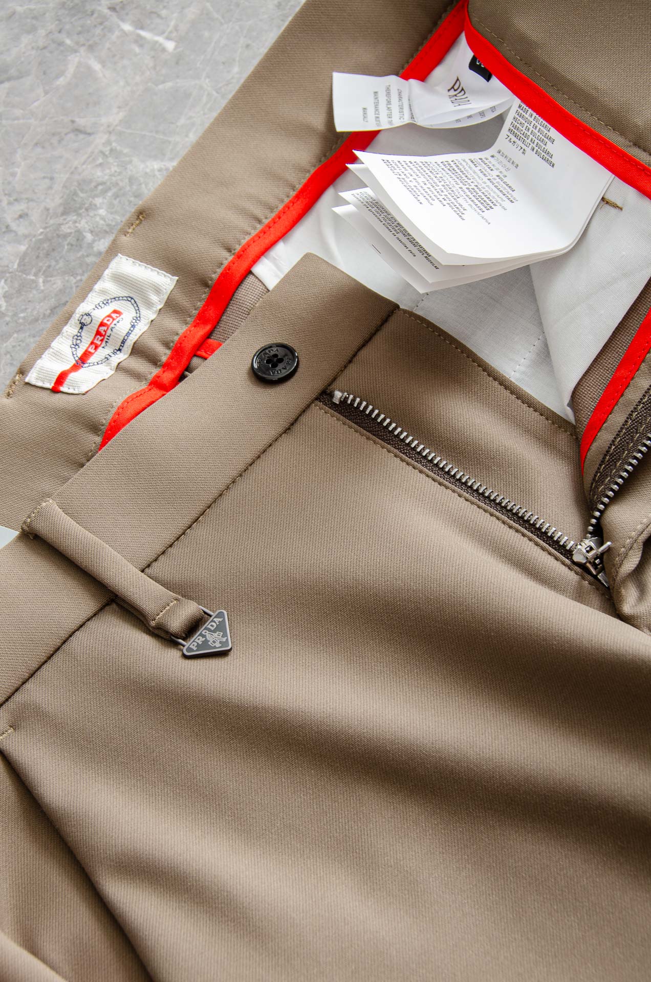 Pra*da普拉/达26FW秋冬新款轻奢时尚定制休闲西裤，简洁干练的风格，精致卓越的品质男装，每款的设计