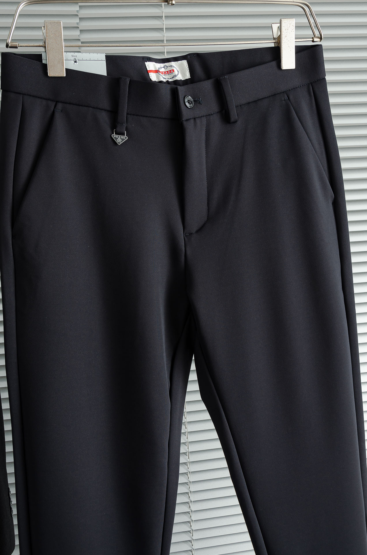 Pra*da普拉/达26FW秋冬新款轻奢时尚定制休闲西裤，简洁干练的风格，精致卓越的品质男装，每款的设计