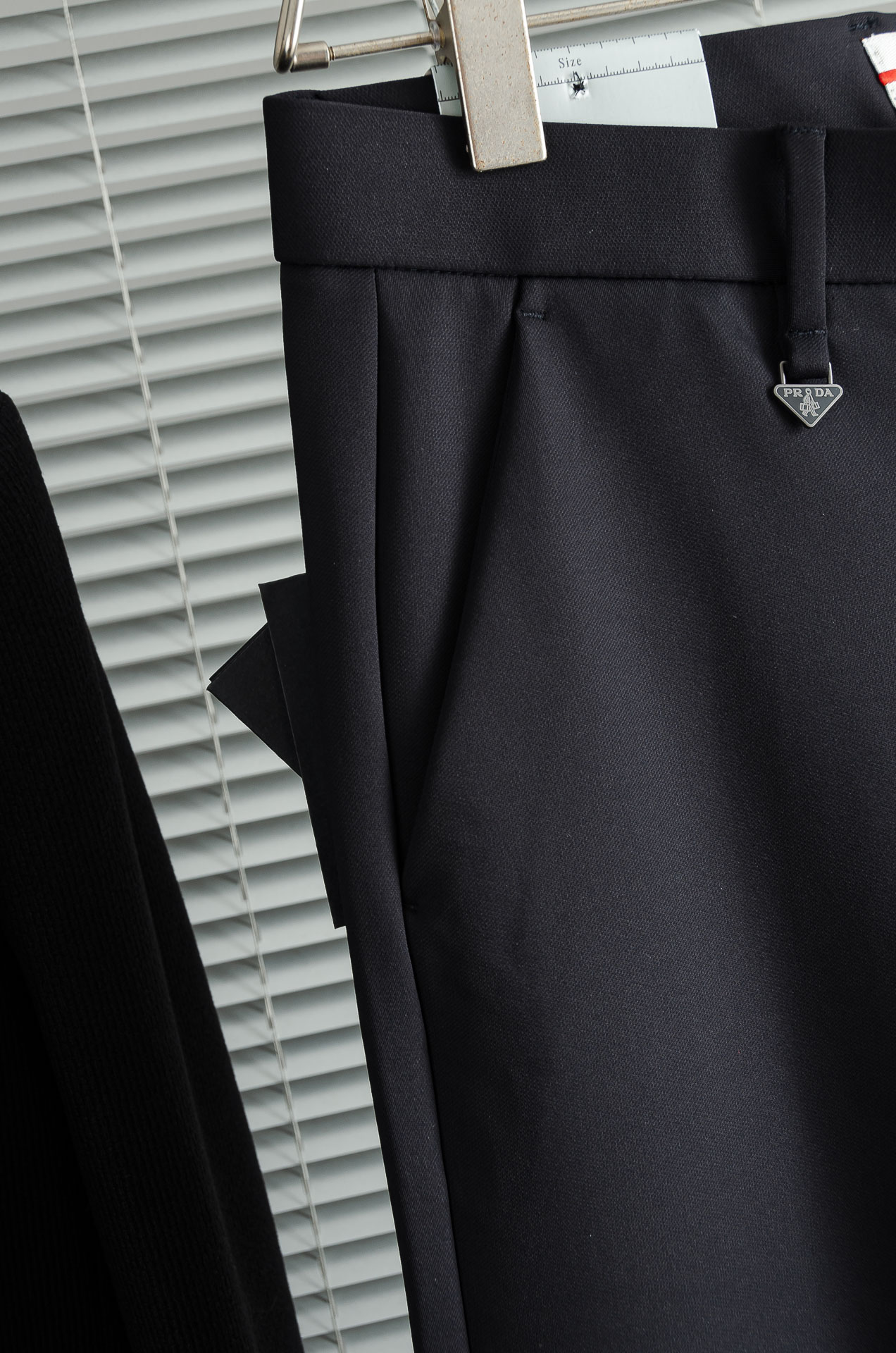 Pra*da普拉/达26FW秋冬新款轻奢时尚定制休闲西裤，简洁干练的风格，精致卓越的品质男装，每款的设计