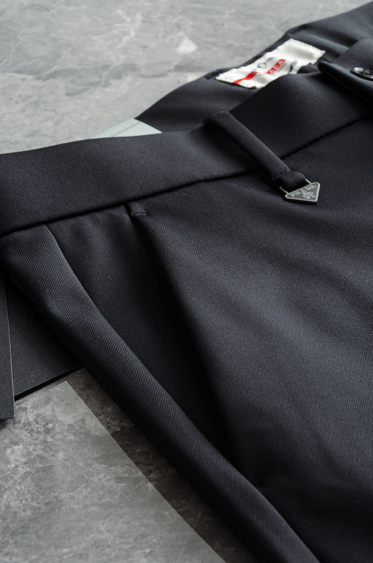 Pra*da普拉/达26FW秋冬新款轻奢时尚定制休闲西裤，简洁干练的风格，精致卓越的品质男装，每款的设计