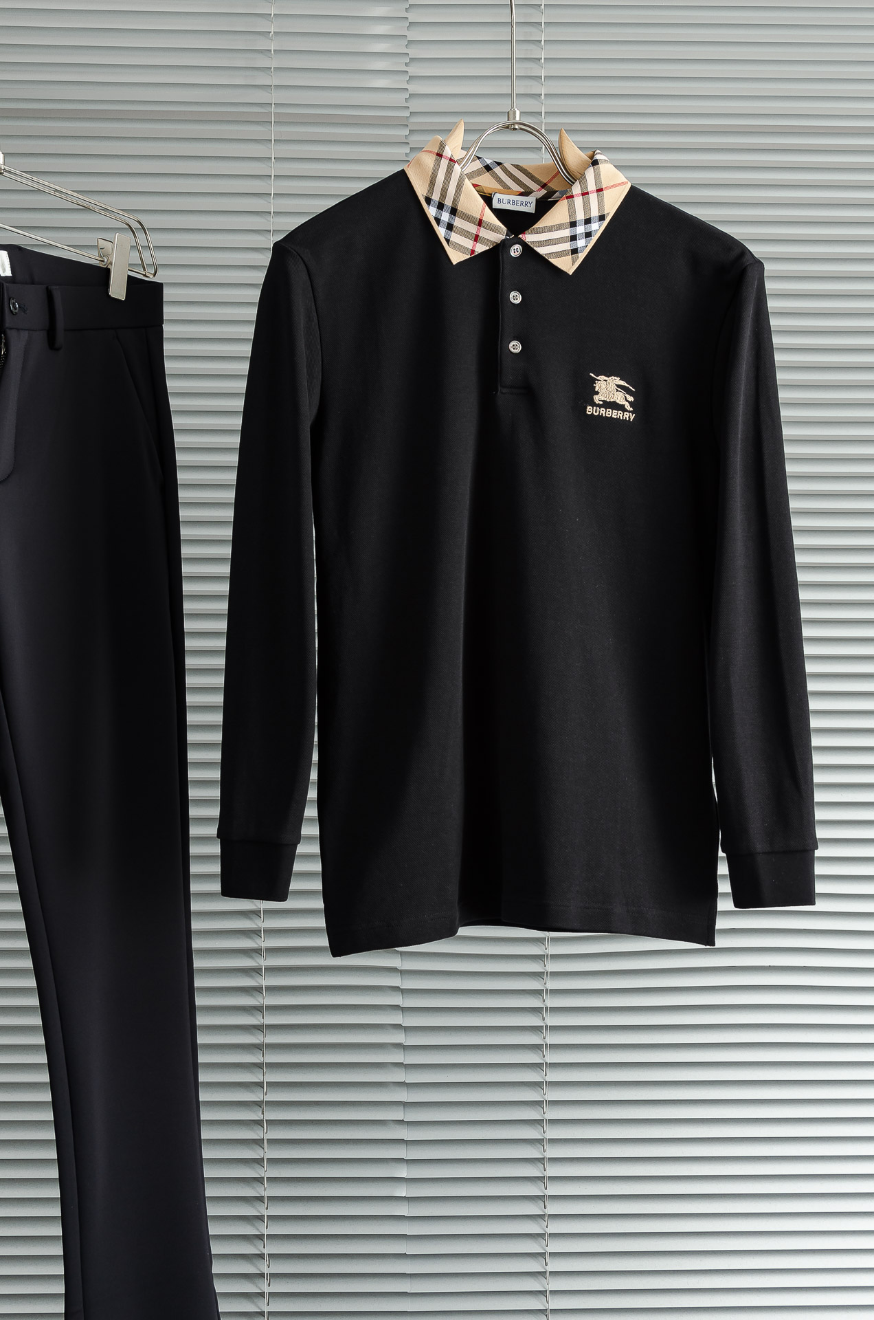 NO:597226,New# BUR#BERRY Baba/Li FW new product light luxury men's lapel long-sleeved T-shirt#  Selected imported cotton is made of high-density technology. It feels delicate and soft, skin-friendly and comfortable, breathable and sweat-absorbent, and has excellent moisture wicking properties. After washing, it will be softer and skin-friendly. Its superior elasticity can better fit the body shape and outline the burly lines, raising the comfort to a new level. Moreover, this style is very suitable for this season. It is skin-friendly and warm to wear. It can be worn alone as a base layer and is very fashionable and fashionable!  !  !  The concise version is meticulous and the clean tailoring simply adds a lot of points to the whole. It can be easily worn by both men and women, and it is very versatile and fashionable. It is a must-have piece in the wardrobe. This solid color style is the most attractive and is the best choice for daily commuting and leisure vacations!  !  Size M-XXXL,,burberry,burberry,tees,t-shirt,alexander wang19860909New# BUR#BERRY 巴宝/莉 FW新品 轻奢男士翻领长袖T恤衫# 精选客供进口棉采用高密度工艺打造而成,手感细腻柔软,亲肤舒适,透气吸汗,排湿性也是绝佳,清洗过后会更加柔和亲肤,优越的弹力能更好的贴合身形勾勒出魁梧的线条,将舒适度提升至全新高度,并且此款是非常符合这个季节穿着的一款,穿着亲肤又温暖,即可单穿直接当打底也是非常时尚洋气的！！！ 简洁的版型一丝不苟,干净利落的裁剪简直就是为整体加分不少 ,无论男女都可轻松驾驭,并且非常百搭时髦,完全是属于衣柜必备的一件了,这种纯色的款式是最耐看的,日常通勤,休闲度假都是最佳选择！！ 尺码M-XXXL,,burberry,burberry,tees，t-shirt,alexander wang,Men's clothing