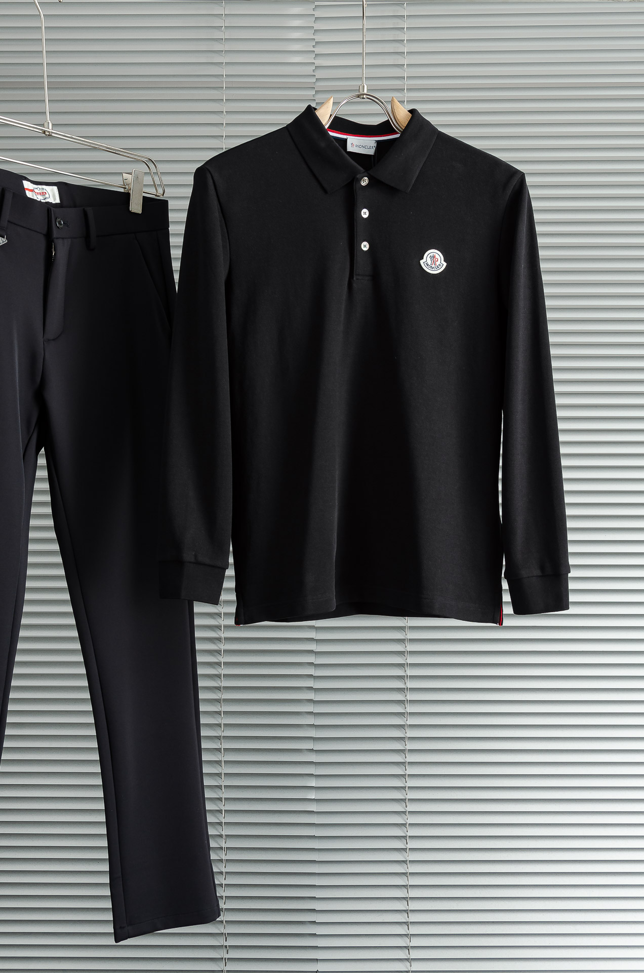 NO:597232,New# MON# CLER FW new product  Light luxury men's lapel long-sleeved T-shirt# Selected imported cotton is made of high-density technology. It feels delicate and soft, skin-friendly and comfortable, breathable and sweat-absorbent, and has excellent moisture-wicking properties. It will be softer and skin-friendly after washing. The superior elasticity can better fit the body shape and outline the burly lines, raising the comfort to a new level. And this style is very suitable for this season. It is skin-friendly and warm to wear, and it can be worn alone as a base layer. It is also very fashionable and fashionable!  !  !  The concise style is meticulous and the clean tailoring simply adds a lot of points to the whole. It is a must-have piece for the wardrobe. This solid color style is the most attractive and is the best choice for daily commuting and leisure vacations!  !  Size M-XXXL,,tees,t-shirt,alexander wang19860909New# 蒙/口MON# CLER FW新品 轻奢男士翻领长袖T恤衫#精选客供进口棉采用高密度工艺打造而成,手感细腻柔软,亲肤舒适,透气吸汗,排湿性也是绝佳,清洗过后会更加柔和亲肤,优越的弹力能更好的贴合身形勾勒出魁梧的线条,将舒适度提升至全新高度,并且此款是非常符合这个季节穿着的一款,穿着亲肤又温暖,即可单穿直接当打底也是非常时尚洋气的！！！ 简洁的版型一丝不苟,干净利落的裁剪简直就是为整体加分不少 ,完全是属于衣柜必备的一件了,这种纯色的款式是最耐看的,日常通勤,休闲度假都是最佳选择！！ 尺码M-XXXL,,tees，t-shirt,alexander wang,Men's clothing