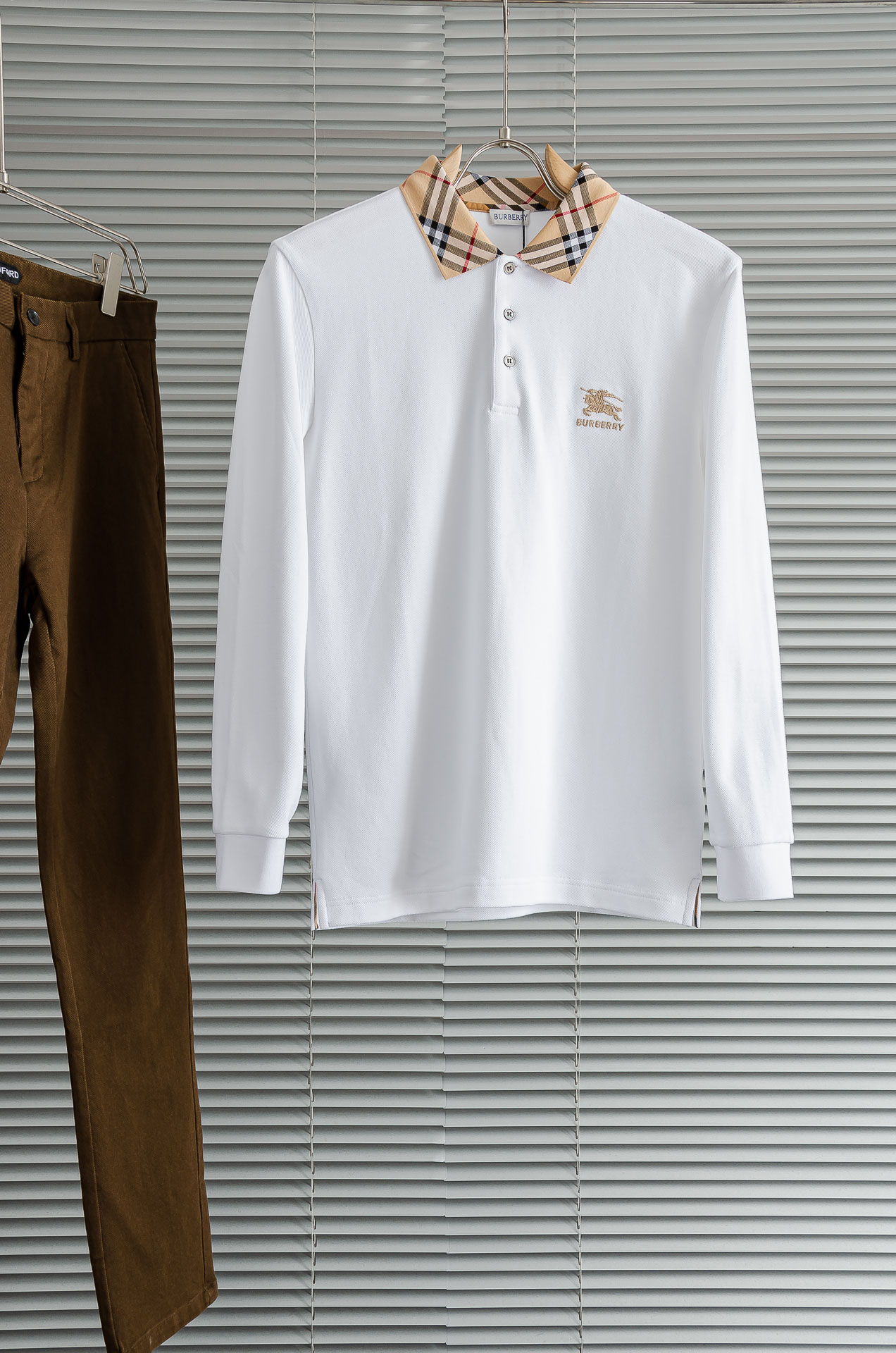 NO:597229,New# BUR#BERRY Baba/Li FW new product light luxury men's lapel long-sleeved T-shirt#  Selected imported cotton is made of high-density technology. It feels delicate and soft, skin-friendly and comfortable, breathable and sweat-absorbent, and has excellent moisture wicking properties. After washing, it will be softer and skin-friendly. Its superior elasticity can better fit the body shape and outline the burly lines, raising the comfort to a new level. Moreover, this style is very suitable for this season. It is skin-friendly and warm to wear. It can be worn alone as a base layer and is very fashionable and fashionable!  !  !  The concise version is meticulous and the clean tailoring simply adds a lot of points to the whole. It can be easily worn by both men and women, and it is very versatile and fashionable. It is a must-have piece in the wardrobe. This solid color style is the most attractive and is the best choice for daily commuting and leisure vacations!  !  Size M-XXXL,,burberry,burberry,tees,t-shirt,alexander wang19860909New#  BUR#BERRY 巴宝/莉 FW新品 轻奢男士翻领长袖T恤衫# 精选客供进口棉采用高密度工艺打造而成,手感细腻柔软,亲肤舒适,透气吸汗,排湿性也是绝佳,清洗过后会更加柔和亲肤,优越的弹力能更好的贴合身形勾勒出魁梧的线条,将舒适度提升至全新高度,并且此款是非常符合这个季节穿着的一款,穿着亲肤又温暖,即可单穿直接当打底也是非常时尚洋气的！！！ 简洁的版型一丝不苟,干净利落的裁剪简直就是为整体加分不少 ,无论男女都可轻松驾驭,并且非常百搭时髦,完全是属于衣柜必备的一件了,这种纯色的款式是最耐看的,日常通勤,休闲度假都是最佳选择！！ 尺码M-XXXL,,burberry,burberry,tees，t-shirt,alexander wang,Men's clothing