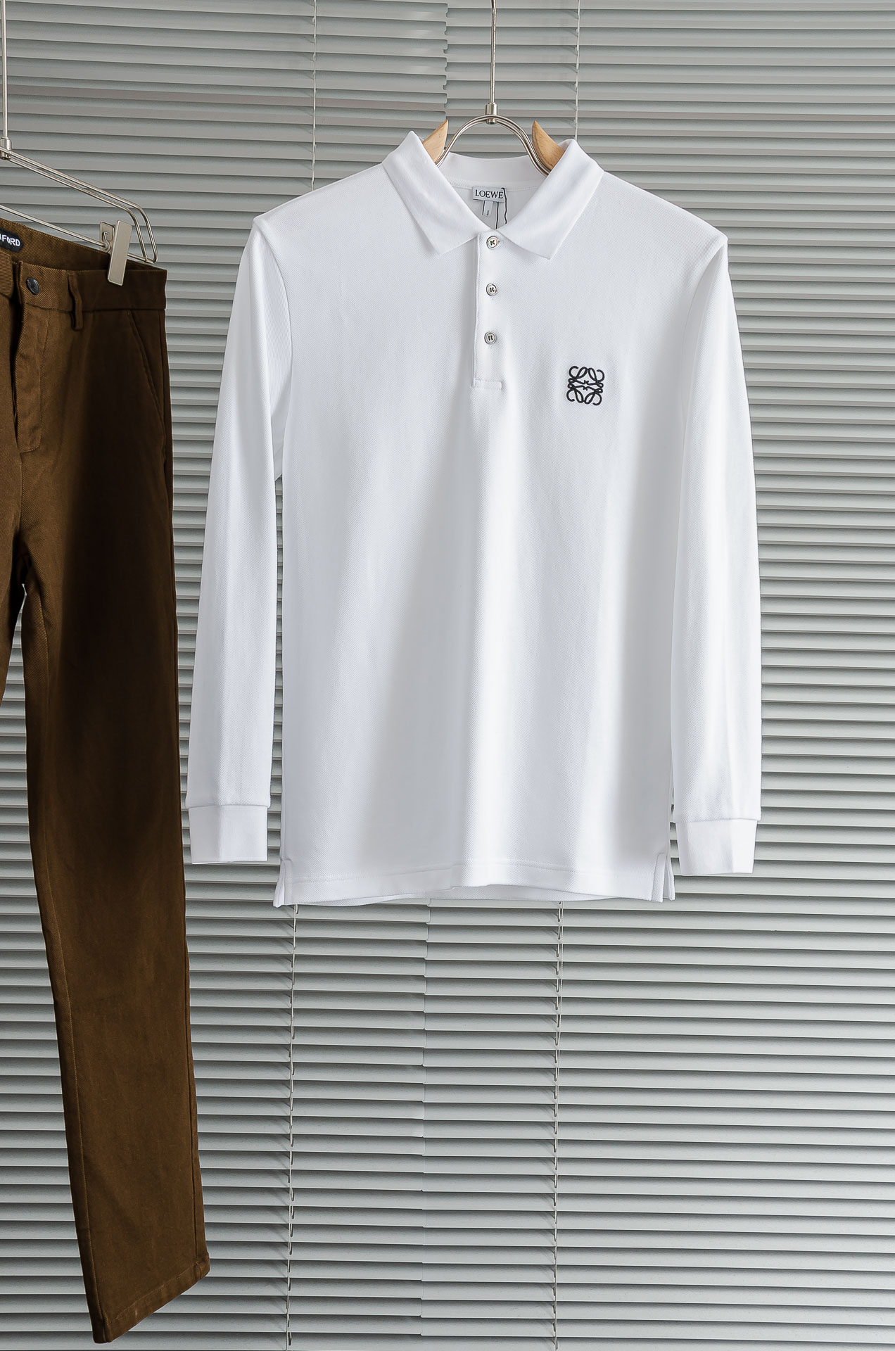 NO:597241,New# Luo/Yiwei LOE#WEFW new product  Light luxury men's lapel long-sleeved T-shirt# Selected imported cotton is made of high-density technology. It feels delicate and soft, skin-friendly and comfortable, breathable and sweat-absorbent, and has excellent moisture-wicking properties. It will be softer and skin-friendly after washing. The superior elasticity can better fit the body shape and outline the burly lines, raising the comfort to a new level. And this style is very suitable for this season. It is skin-friendly and warm to wear, and it can be worn alone as a base layer. It is also very fashionable and fashionable!  !  !  The concise style is meticulous and the clean tailoring simply adds a lot of points to the whole. It is a must-have piece for the wardrobe. This solid color style is the most attractive and is the best choice for daily commuting and leisure vacations!  !  Size M-XXXL,,loewe,tees,t-shirt,alexander wang19860909New# 罗/意威LOE#WEFW新品 轻奢男士翻领长袖T恤衫#精选客供进口棉采用高密度工艺打造而成,手感细腻柔软,亲肤舒适,透气吸汗,排湿性也是绝佳,清洗过后会更加柔和亲肤,优越的弹力能更好的贴合身形勾勒出魁梧的线条,将舒适度提升至全新高度,并且此款是非常符合这个季节穿着的一款,穿着亲肤又温暖,即可单穿直接当打底也是非常时尚洋气的！！！ 简洁的版型一丝不苟,干净利落的裁剪简直就是为整体加分不少 ,完全是属于衣柜必备的一件了,这种纯色的款式是最耐看的,日常通勤,休闲度假都是最佳选择！！ 尺码M-XXXL,,loewe,tees，t-shirt,alexander wang,Men's clothing