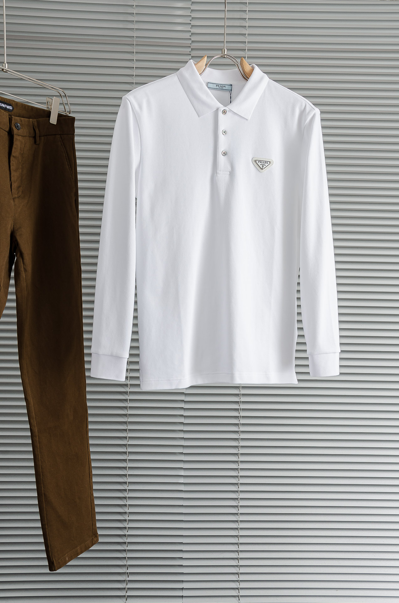 NO:597223,New# pra#da pra/da FW new product light luxury men's lapel long-sleeved T-shirt#  Selected imported cotton is made of high-density technology. It feels delicate and soft, skin-friendly and comfortable, breathable and sweat-absorbent, and has excellent moisture wicking properties. After washing, it will be softer and skin-friendly. Its superior elasticity can better fit the body shape and outline the burly lines, raising the comfort to a new level. Moreover, this style is very suitable for this season. It is skin-friendly and warm to wear. It can be worn alone as a base layer and is very fashionable and fashionable!  !  !  The concise version is meticulous and the clean tailoring simply adds a lot of points to the whole. It can be easily worn by both men and women, and it is very versatile and fashionable. It is a must-have piece in the wardrobe. This solid color style is the most attractive and is the best choice for daily commuting and leisure vacations!  !  Size M-XXXL,,prada,prada,tees,t-shirt,alexander wang19860909New# pra#da普拉/达 FW新品 轻奢男士 翻领长袖T恤衫# 精选客供进口棉采用高密度工艺打造而成,手感细腻柔软,亲肤舒适,透气吸汗,排湿性也是绝佳,清洗过后会更加柔和亲肤,优越的弹力能更好的贴合身形勾勒出魁梧的线条,将舒适度提升至全新高度,并且此款是非常符合这个季节穿着的一款,穿着亲肤又温暖,即可单穿直接当打底也是非常时尚洋气的！！！ 简洁的版型一丝不苟,干净利落的裁剪简直就是为整体加分不少 ,无论男女都可轻松驾驭,并且非常百搭时髦,完全是属于衣柜必备的一件了,这种纯色的款式是最耐看的,日常通勤,休闲度假都是最佳选择！！ 尺码M-XXXL,,prada,prada,tees，t-shirt,alexander wang,Men's clothing