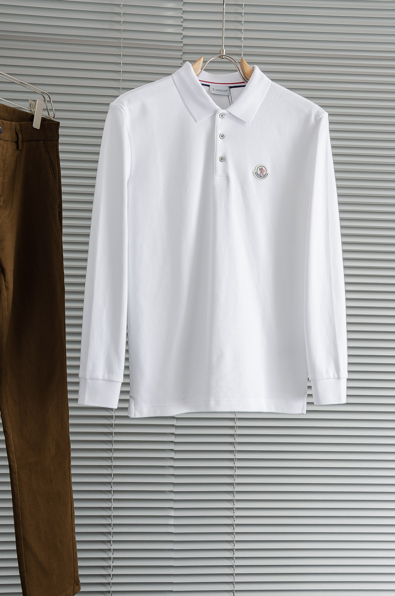 NO:597235,New# MON# CLER FW new product  Light luxury men's lapel long-sleeved T-shirt# Selected imported cotton is made of high-density technology. It feels delicate and soft, skin-friendly and comfortable, breathable and sweat-absorbent, and has excellent moisture-wicking properties. It will be softer and skin-friendly after washing. The superior elasticity can better fit the body shape and outline the burly lines, raising the comfort to a new level. And this style is very suitable for this season. It is skin-friendly and warm to wear, and it can be worn alone as a base layer. It is also very fashionable and fashionable!  !  !  The concise style is meticulous and the clean tailoring simply adds a lot of points to the whole. It is a must-have piece for the wardrobe. This solid color style is the most attractive and is the best choice for daily commuting and leisure vacations!  !  Size M-XXXL,,tees,t-shirt,alexander wang19860909New#  蒙/口MON# CLER FW新品 轻奢男士翻领长袖T恤衫#精选客供进口棉采用高密度工艺打造而成,手感细腻柔软,亲肤舒适,透气吸汗,排湿性也是绝佳,清洗过后会更加柔和亲肤,优越的弹力能更好的贴合身形勾勒出魁梧的线条,将舒适度提升至全新高度,并且此款是非常符合这个季节穿着的一款,穿着亲肤又温暖,即可单穿直接当打底也是非常时尚洋气的！！！ 简洁的版型一丝不苟,干净利落的裁剪简直就是为整体加分不少 ,完全是属于衣柜必备的一件了,这种纯色的款式是最耐看的,日常通勤,休闲度假都是最佳选择！！ 尺码M-XXXL,,tees，t-shirt,alexander wang,Men's clothing