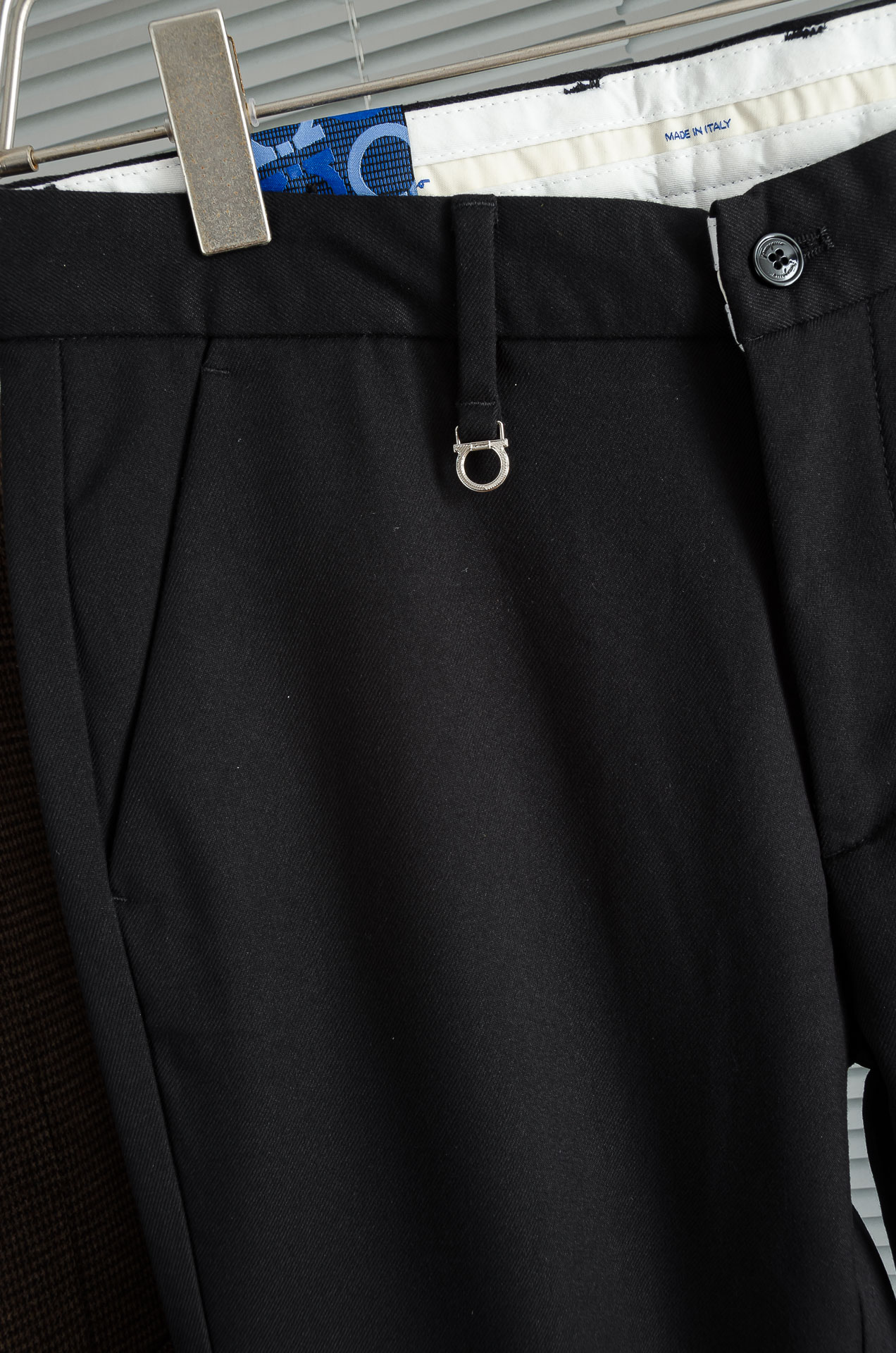 菲拉格慕25FW秋冬新款轻奢时尚定制休闲西裤，简洁干练的风格，精致卓越的品质男装，每款的设计点跟舒适度都