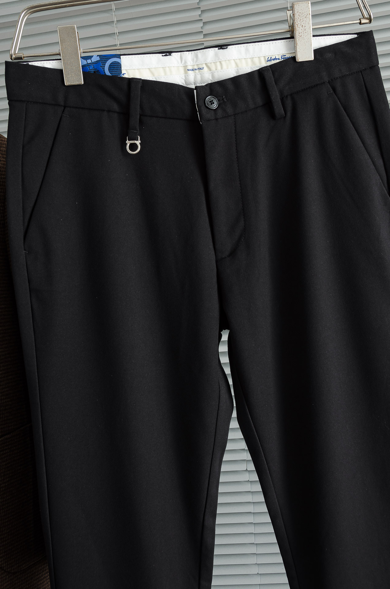 菲拉格慕25FW秋冬新款轻奢时尚定制休闲西裤，简洁干练的风格，精致卓越的品质男装，每款的设计点跟舒适度都