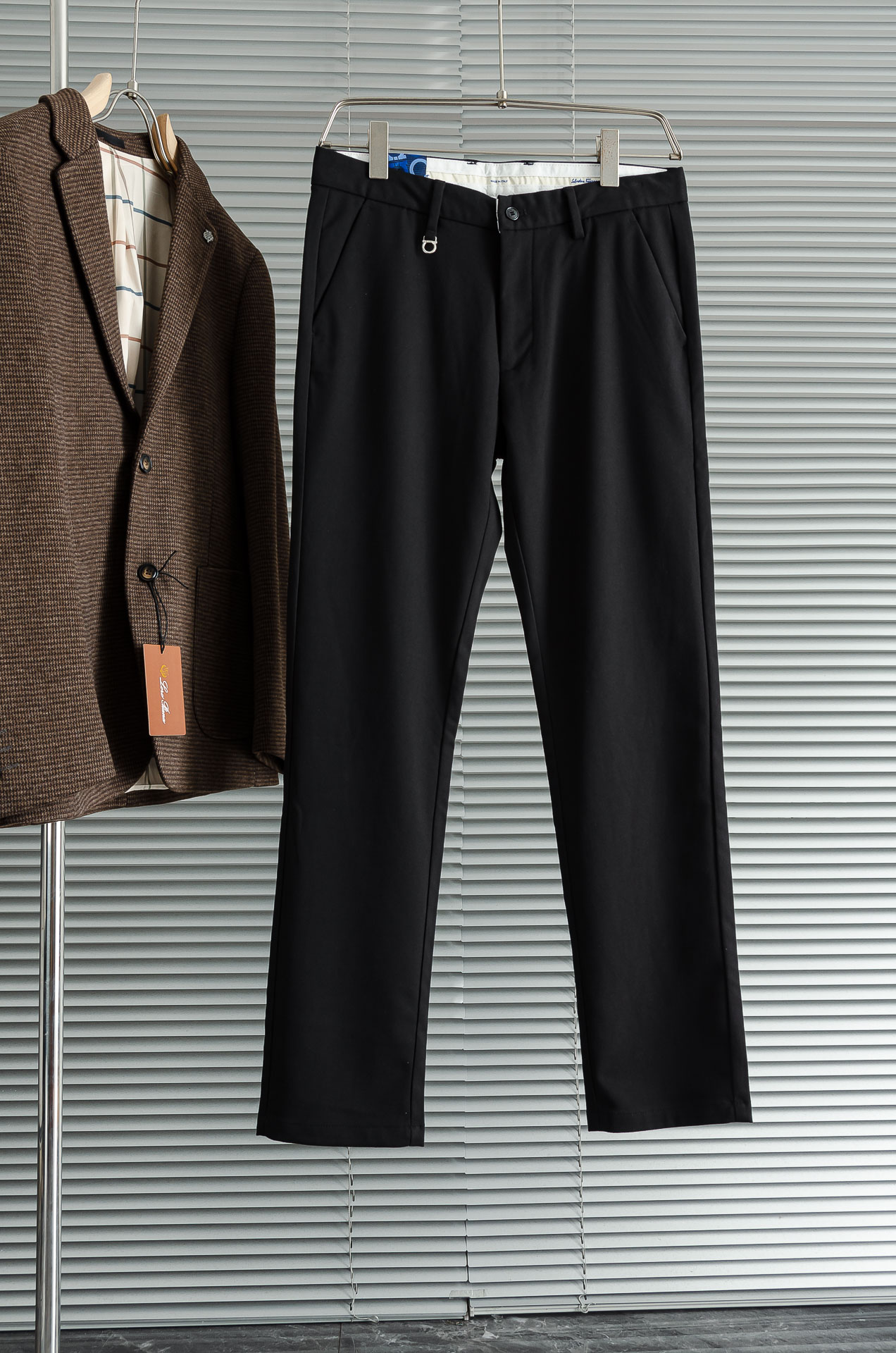 NO:597805,New# Ferragamo 25FW autumn and winter new light luxury fashion customized casual trousers, simple and capable style, exquisite and excellent quality men's clothing, each style can achieve a balance between design points and comfort. This official website flagship item that has just been launched is also so simple and elegant, versatile and capable. Anyone who is familiar with his brand knows that the sense of quality is very good!  As a business casual and versatile item with excellent temperament, the straight and crisp version is more suitable for more people to wear. The feel is more towards the softness, delicateness and fit of pure cotton texture. The overall design this time is still very clean. Basically, there is not too much tedious and exaggerated design. The design focuses on minimalist style, in terms of details  The brand's own unique LOGO image is indeed embellished and blessed. All hardware buttons are exclusively customized high-quality metal buttons. The unique style highlights the extraordinary style and light luxury aura. It is evenly distributed on the waist placket. The strong charm of a mature man is perfectly reflected in it!  The classic straight cut is easy to wear no matter what style you want to wear it. The crisp silhouette and classic colors have both business elegance and casual fashion elegance. Needless to say, get one now, it will definitely make you feel that it is worth your money!  !  Size 30-38,,ferragamo,alexander wang19860909New# 菲拉格慕25FW秋冬新款轻奢时尚定制休闲西裤,简洁干练的风格,精致卓越的品质男装,每款的设计点跟舒适度都能做到平衡,刚刚上线的这款官网主打单品亦是如此简洁大方,百搭又干练,熟悉他家品牌的都知道,品质感这块都是拿捏的死死的！ 作为一款气质绝佳的商务休闲百搭单品,直筒挺括的版型更加适合更多人穿着,手感上更偏向于纯棉质地的柔软细腻服帖,设计上这次整体感觉还是很干净的,基本上没有太多繁琐浮夸的设计主打极简风格,在细节方面确实做了品牌自家独特的LOGO形象点缀加持,五金纽扣全部都是做了独家定制的高品质金属扣,独特风格彰显不凡的格调与轻奢的气场,均匀的分布在腰间门襟,那种浓浓的成熟男人的魅力就在这其中完美体现出来！经典的直筒版型裁剪,无论你想作为何种风格的穿搭都会得心应手,挺括的版型外加经典的颜色,既有商务的儒雅气质,也有休闲时装的优雅感,真的无需多言,赶紧入手一件吧,绝对会让你感到物超所值！！ 尺码30-38,,ferragamo,alexander wang,Men's clothing