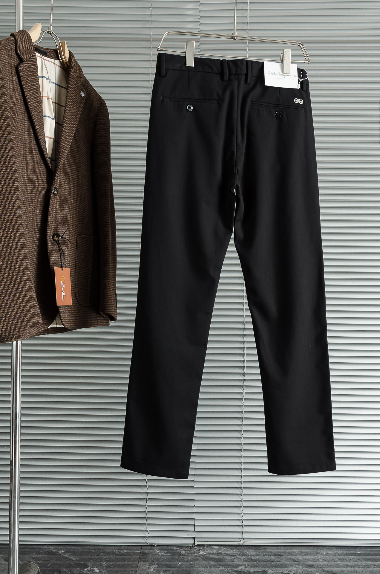 菲拉格慕25FW秋冬新款轻奢时尚定制休闲西裤，简洁干练的风格，精致卓越的品质男装，每款的设计点跟舒适度都