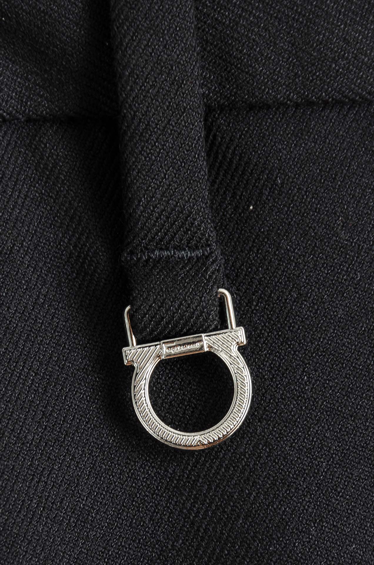 菲拉格慕25FW秋冬新款轻奢时尚定制休闲西裤，简洁干练的风格，精致卓越的品质男装，每款的设计点跟舒适度都