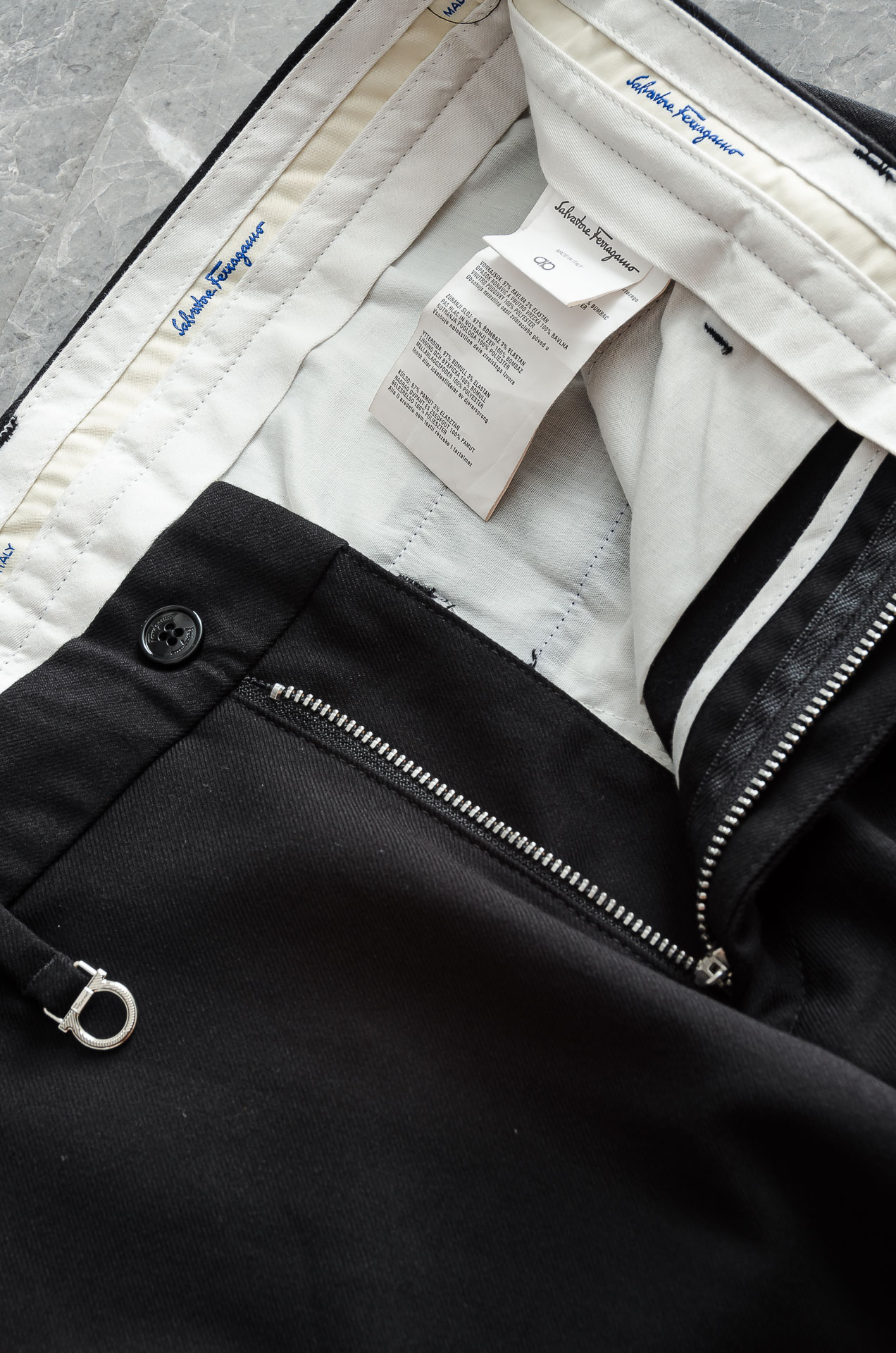 菲拉格慕25FW秋冬新款轻奢时尚定制休闲西裤，简洁干练的风格，精致卓越的品质男装，每款的设计点跟舒适度都