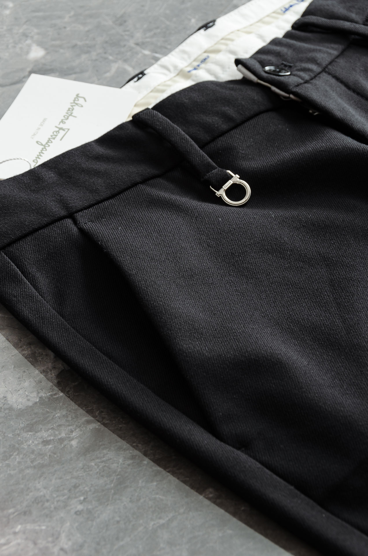 菲拉格慕25FW秋冬新款轻奢时尚定制休闲西裤，简洁干练的风格，精致卓越的品质男装，每款的设计点跟舒适度都