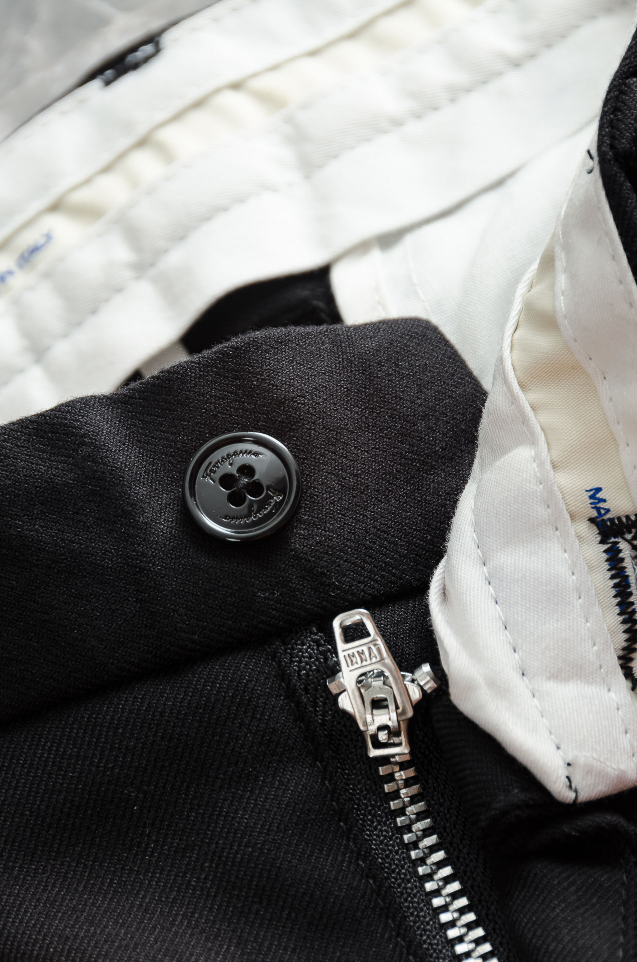 菲拉格慕25FW秋冬新款轻奢时尚定制休闲西裤，简洁干练的风格，精致卓越的品质男装，每款的设计点跟舒适度都