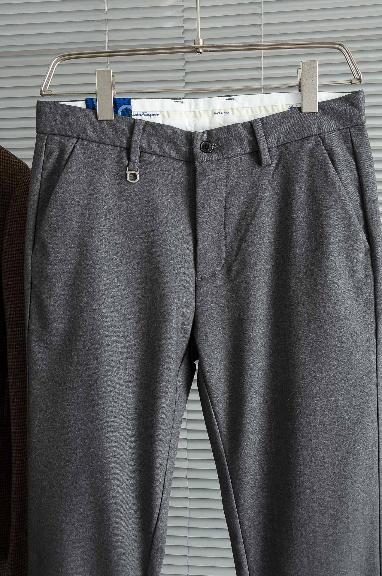 菲拉格慕25FW秋冬新款轻奢时尚定制休闲西裤，简洁干练的风格，精致卓越的品质男装，每款的设计点跟舒适度都