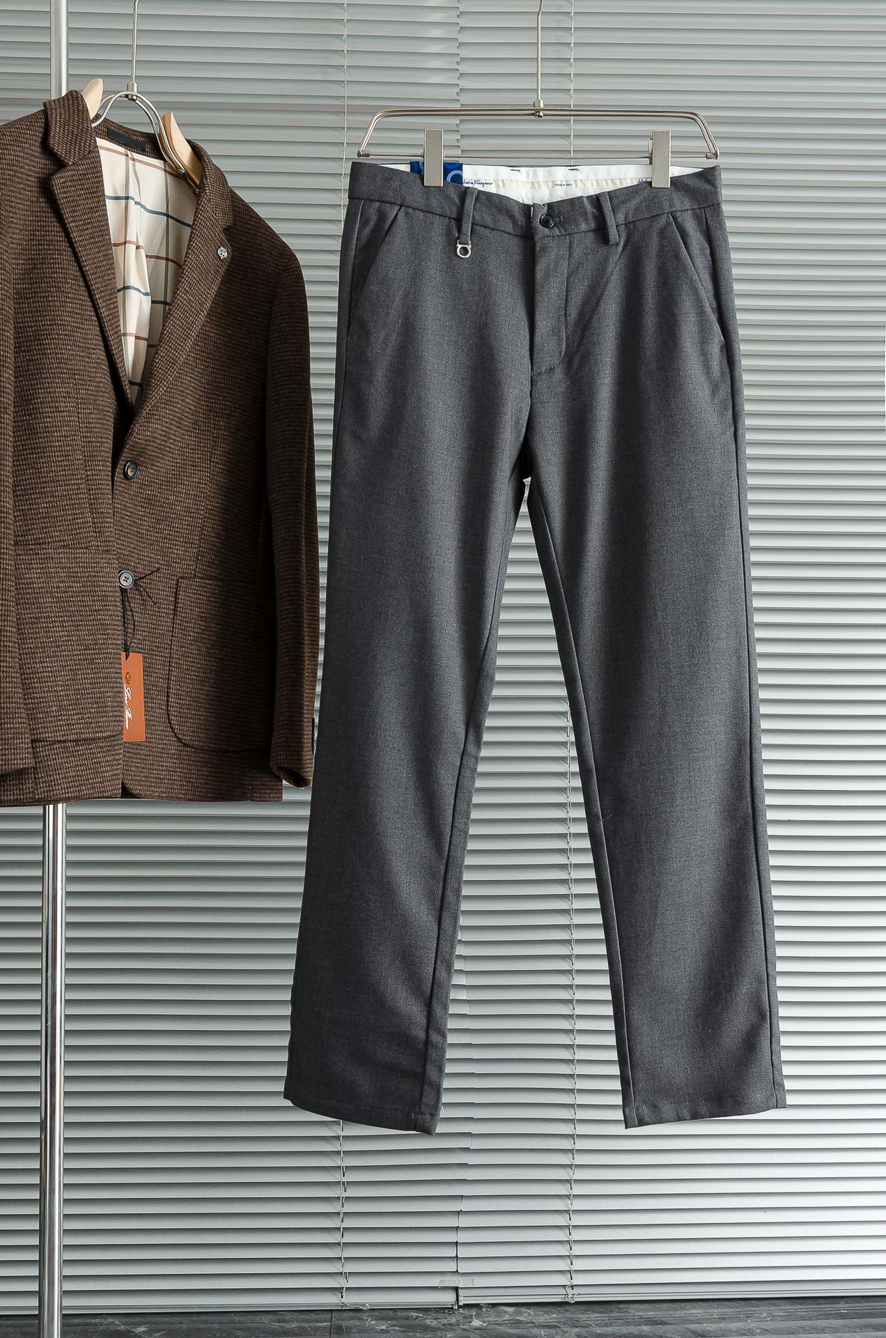 菲拉格慕25FW秋冬新款轻奢时尚定制休闲西裤，简洁干练的风格，精致卓越的品质男装，每款的设计点跟舒适度都