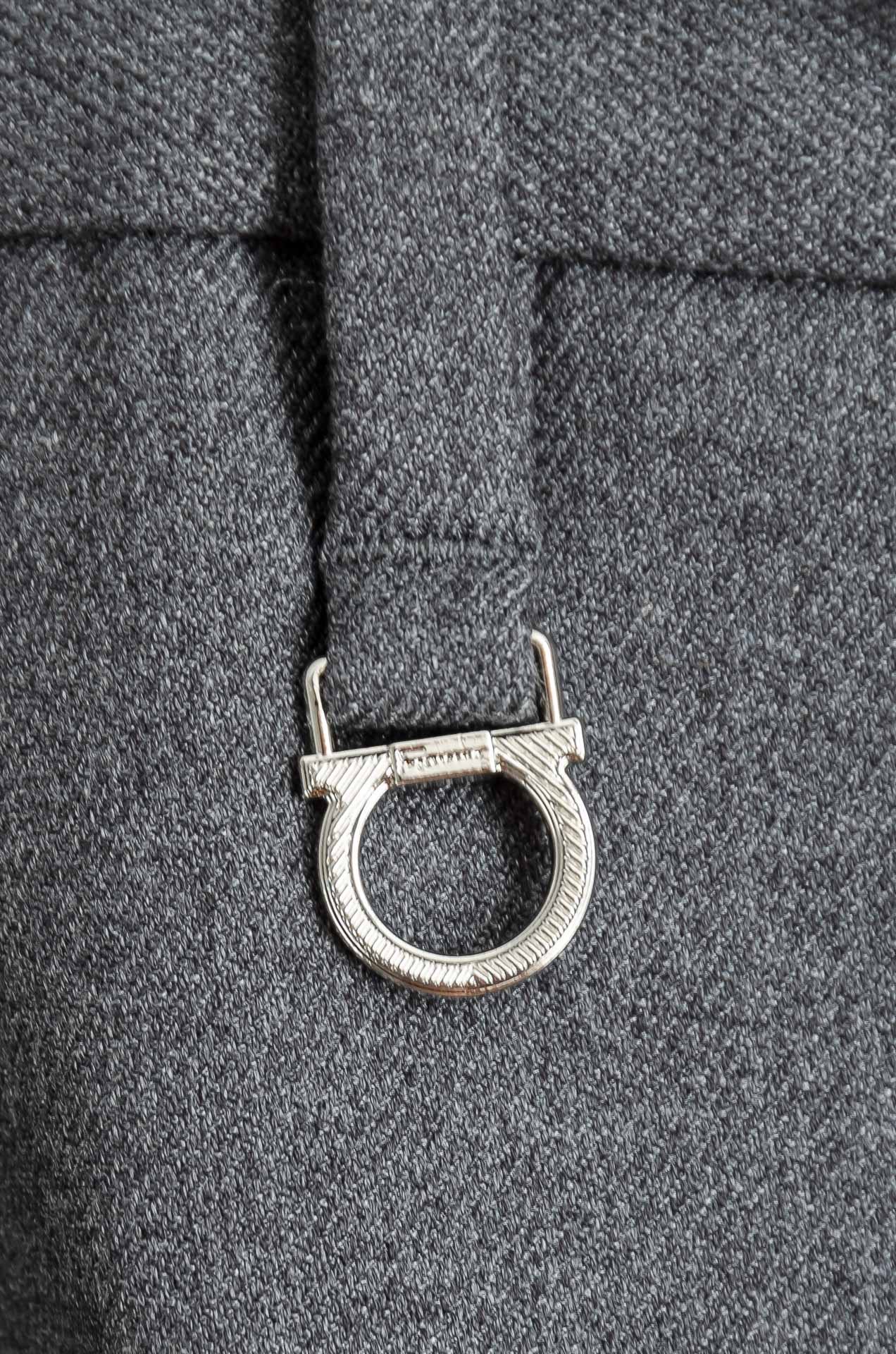 菲拉格慕25FW秋冬新款轻奢时尚定制休闲西裤，简洁干练的风格，精致卓越的品质男装，每款的设计点跟舒适度都