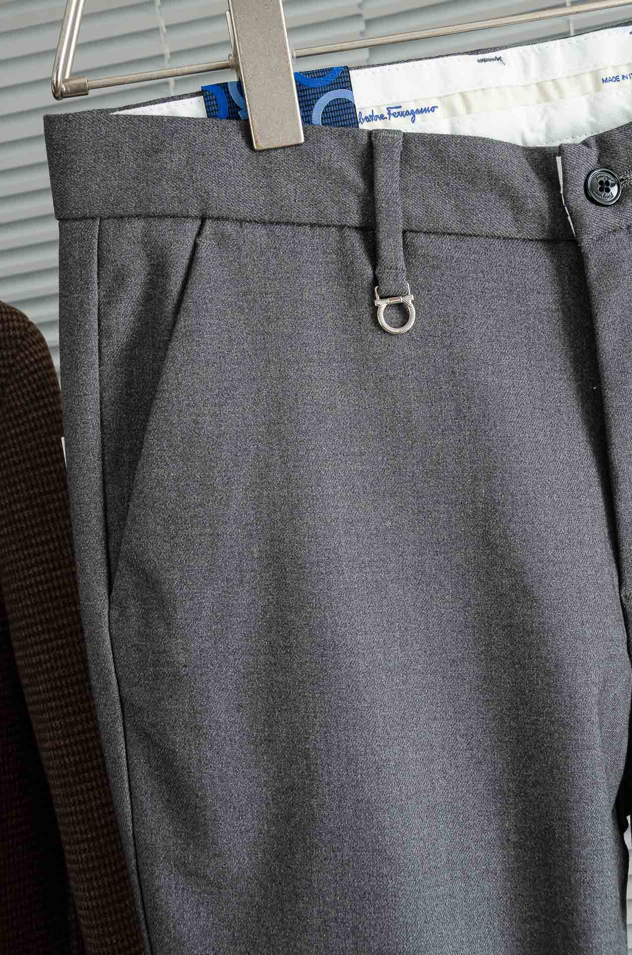 菲拉格慕25FW秋冬新款轻奢时尚定制休闲西裤，简洁干练的风格，精致卓越的品质男装，每款的设计点跟舒适度都