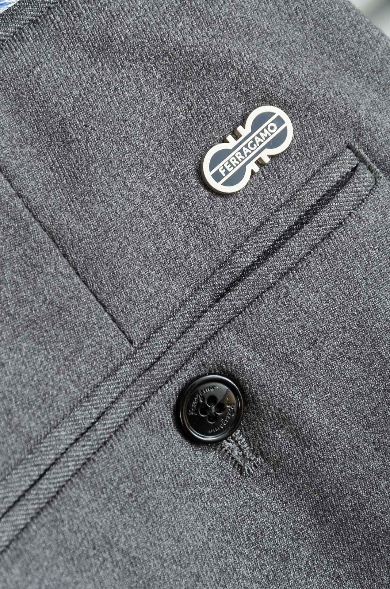 菲拉格慕25FW秋冬新款轻奢时尚定制休闲西裤，简洁干练的风格，精致卓越的品质男装，每款的设计点跟舒适度都