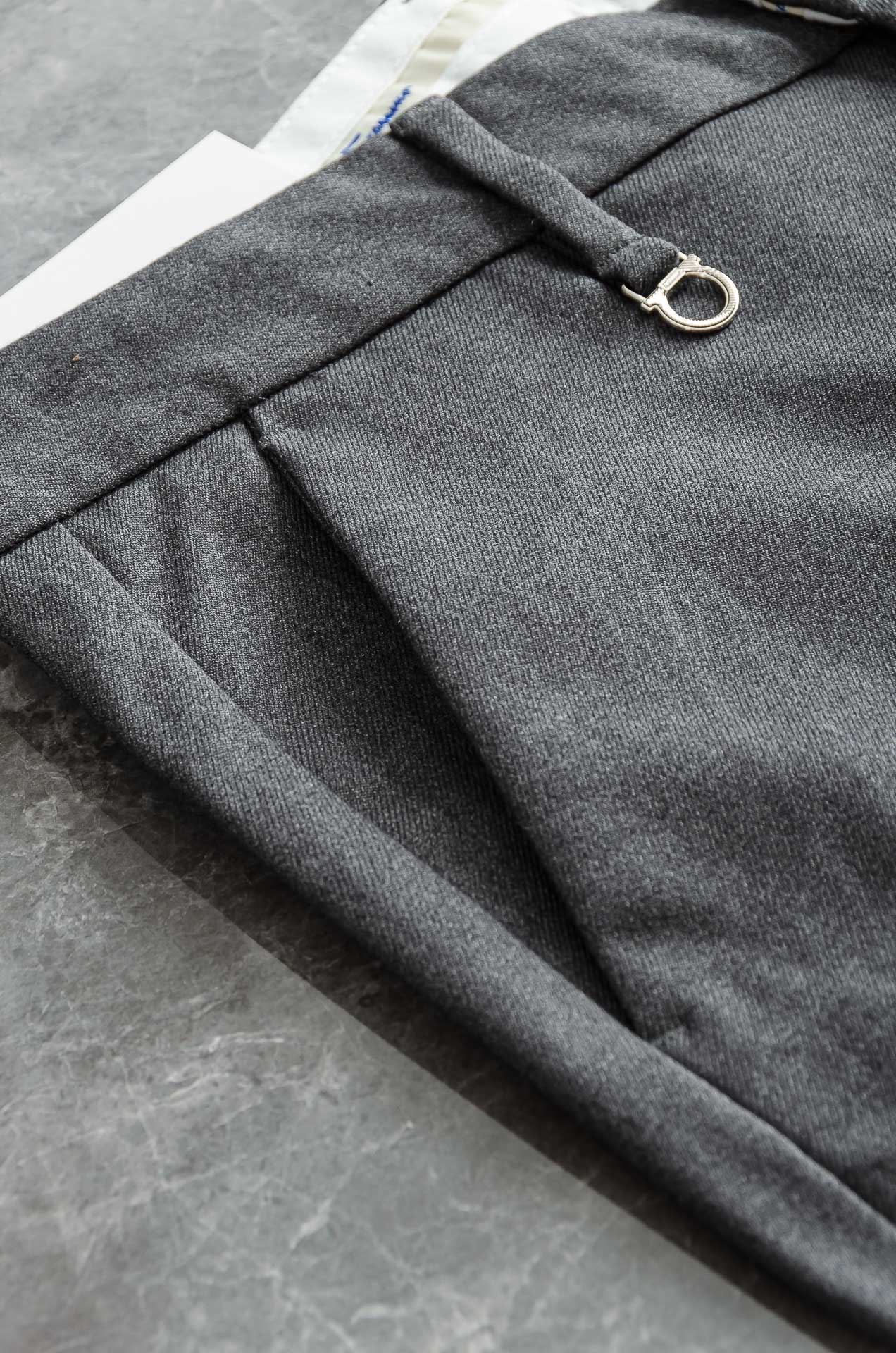 菲拉格慕25FW秋冬新款轻奢时尚定制休闲西裤，简洁干练的风格，精致卓越的品质男装，每款的设计点跟舒适度都