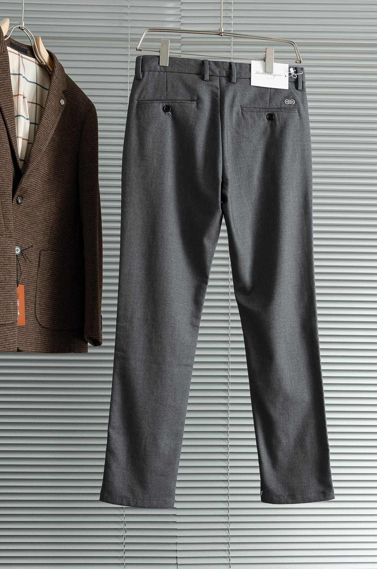 菲拉格慕25FW秋冬新款轻奢时尚定制休闲西裤，简洁干练的风格，精致卓越的品质男装，每款的设计点跟舒适度都