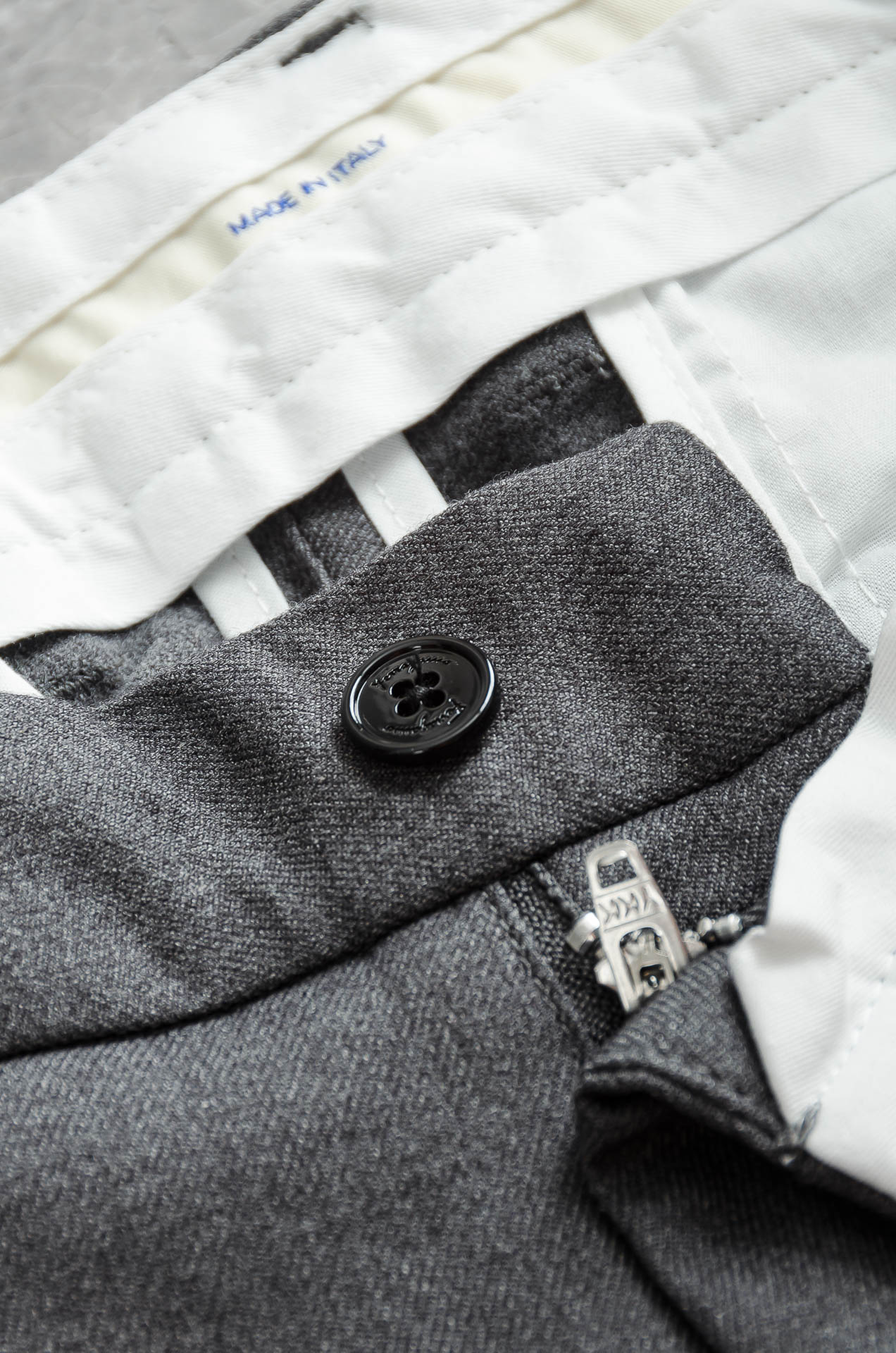 菲拉格慕25FW秋冬新款轻奢时尚定制休闲西裤，简洁干练的风格，精致卓越的品质男装，每款的设计点跟舒适度都