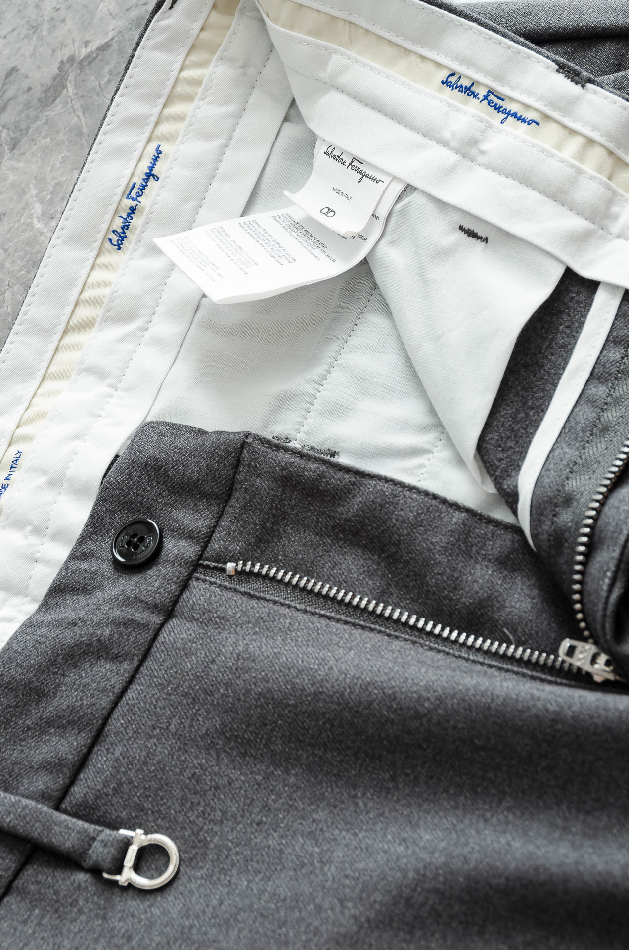 菲拉格慕25FW秋冬新款轻奢时尚定制休闲西裤，简洁干练的风格，精致卓越的品质男装，每款的设计点跟舒适度都