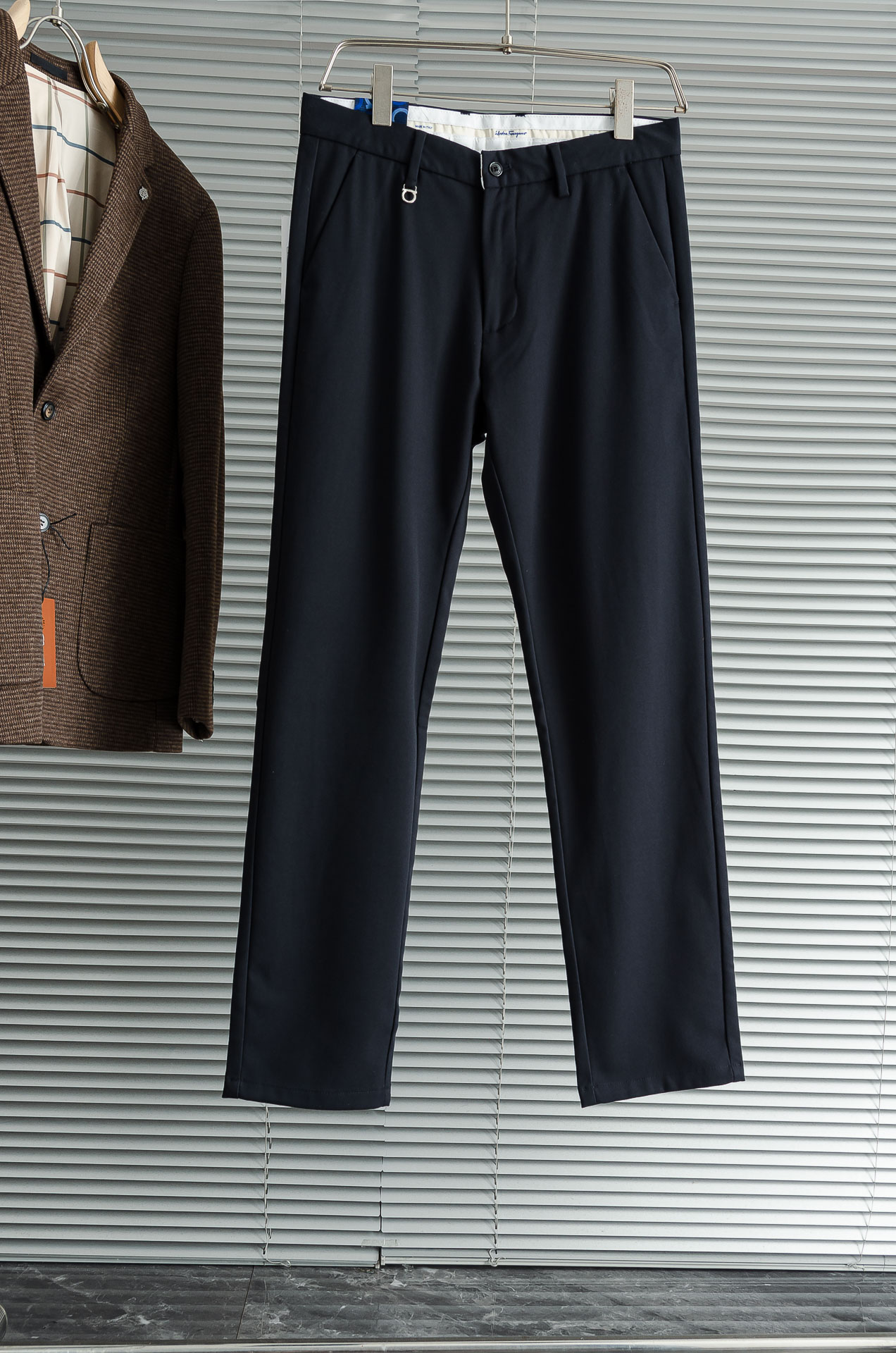 菲拉格慕25FW秋冬新款轻奢时尚定制休闲西裤，简洁干练的风格，精致卓越的品质男装，每款的设计点跟舒适度都