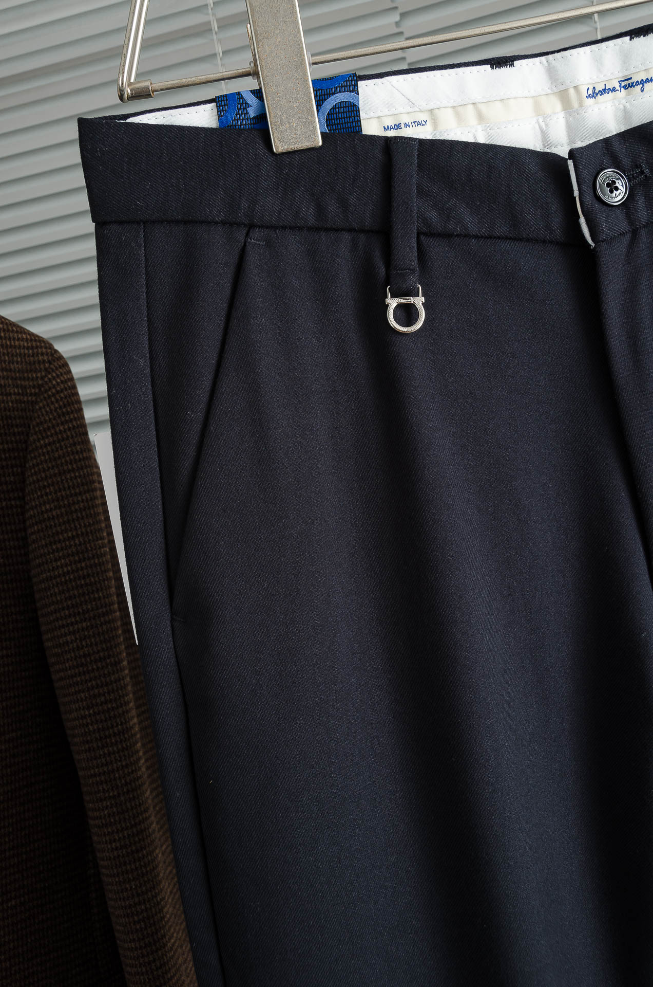 菲拉格慕25FW秋冬新款轻奢时尚定制休闲西裤，简洁干练的风格，精致卓越的品质男装，每款的设计点跟舒适度都