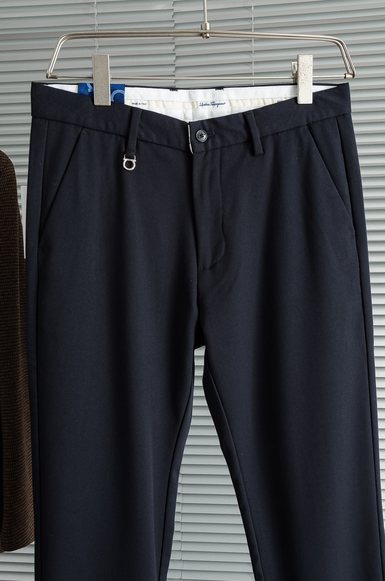 菲拉格慕25FW秋冬新款轻奢时尚定制休闲西裤，简洁干练的风格，精致卓越的品质男装，每款的设计点跟舒适度都