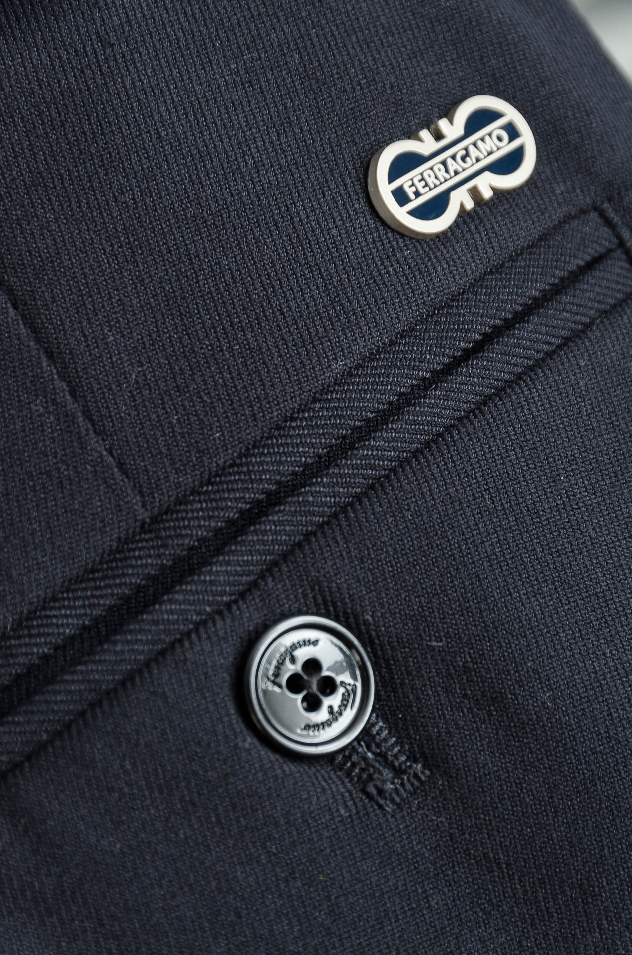 菲拉格慕25FW秋冬新款轻奢时尚定制休闲西裤，简洁干练的风格，精致卓越的品质男装，每款的设计点跟舒适度都