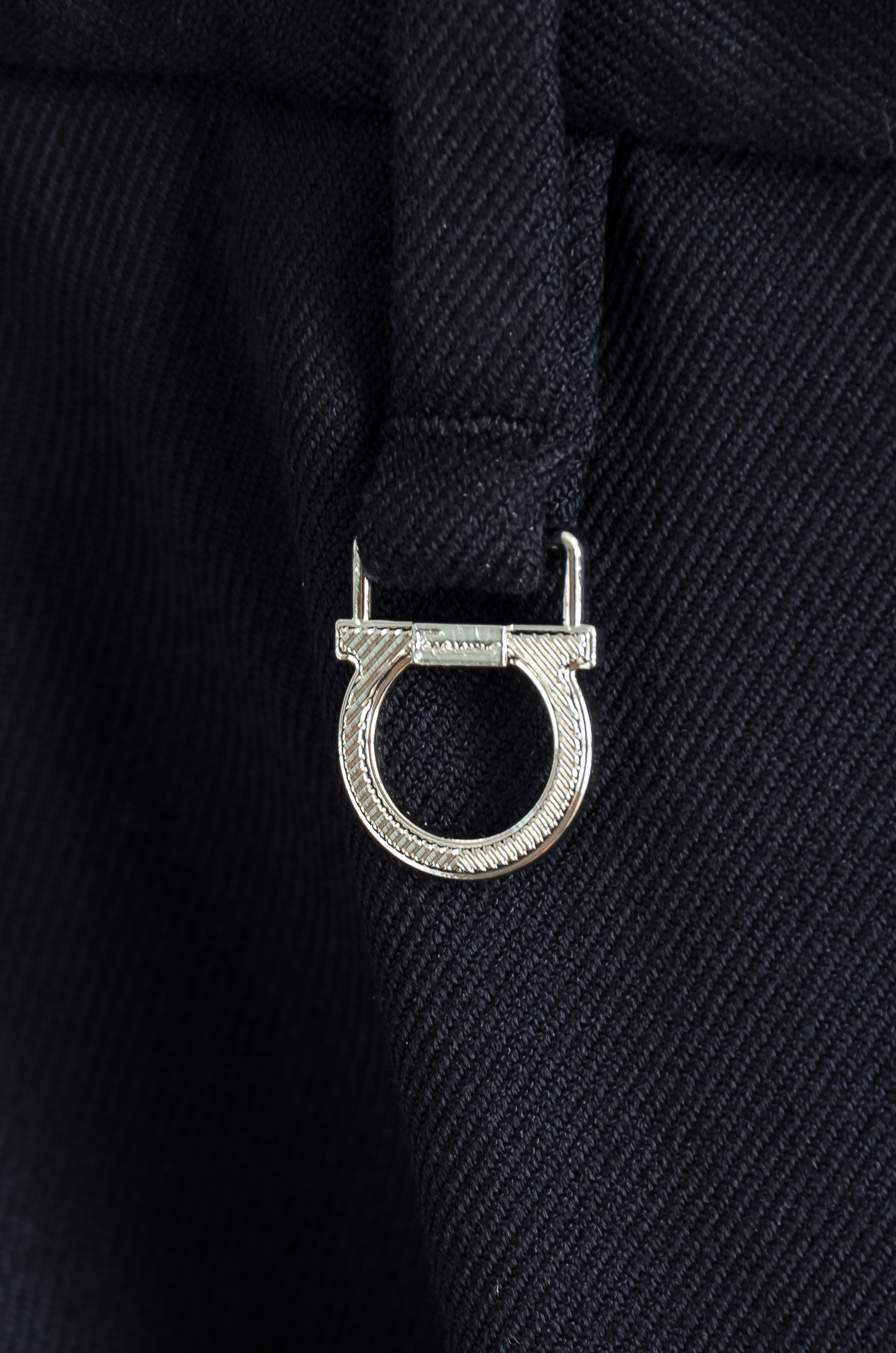 菲拉格慕25FW秋冬新款轻奢时尚定制休闲西裤，简洁干练的风格，精致卓越的品质男装，每款的设计点跟舒适度都