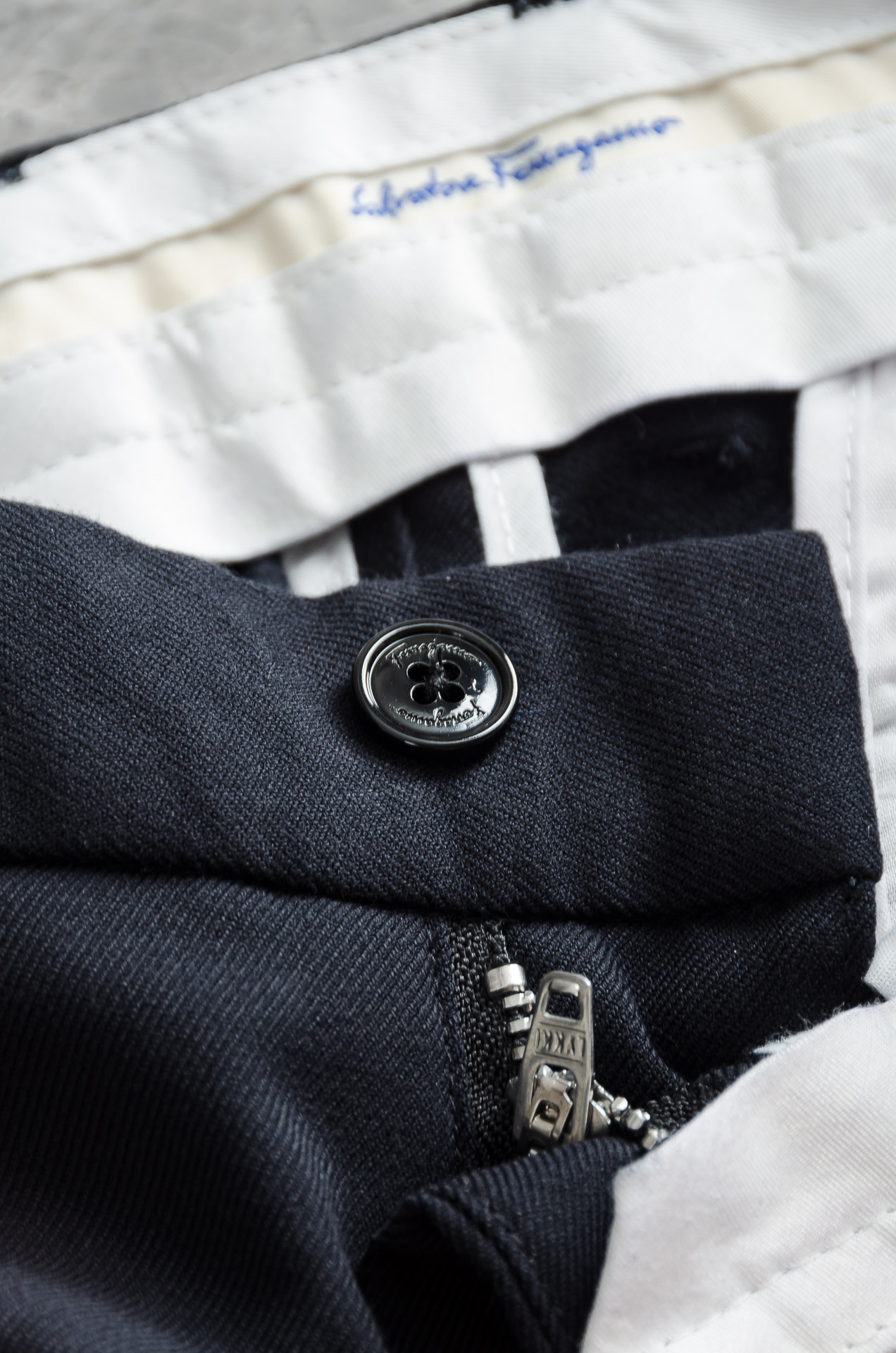 菲拉格慕25FW秋冬新款轻奢时尚定制休闲西裤，简洁干练的风格，精致卓越的品质男装，每款的设计点跟舒适度都