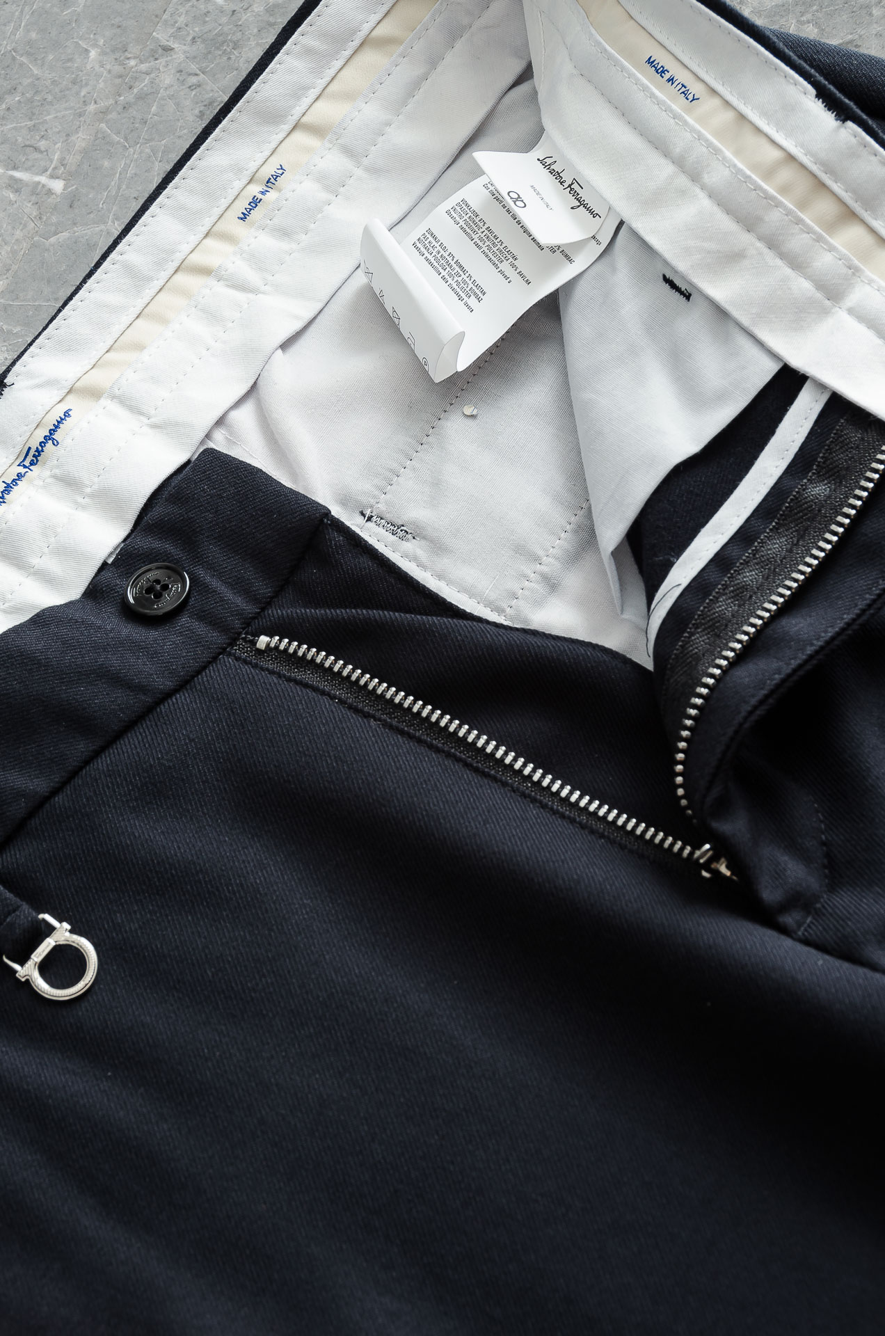 菲拉格慕25FW秋冬新款轻奢时尚定制休闲西裤，简洁干练的风格，精致卓越的品质男装，每款的设计点跟舒适度都