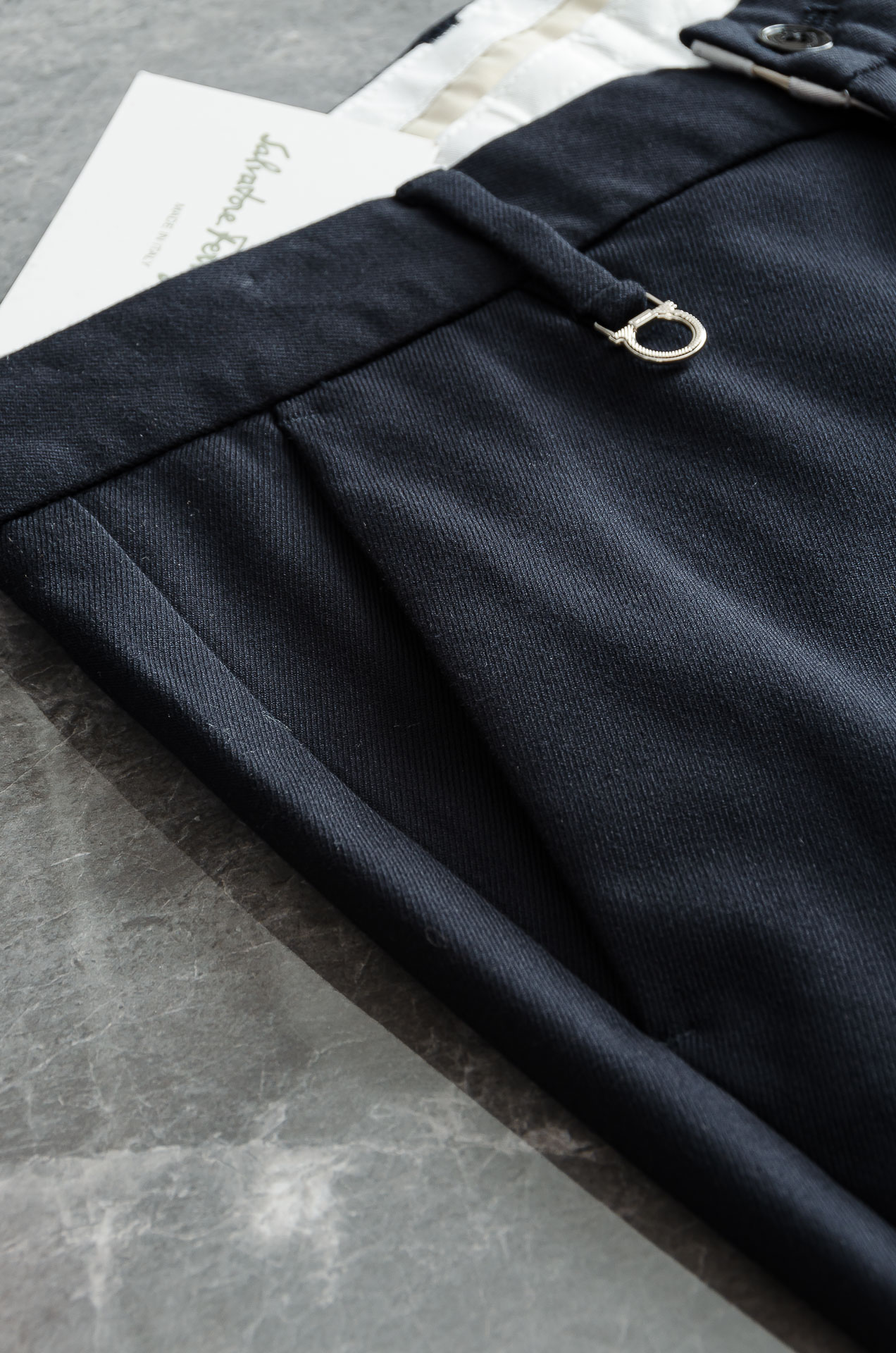 菲拉格慕25FW秋冬新款轻奢时尚定制休闲西裤，简洁干练的风格，精致卓越的品质男装，每款的设计点跟舒适度都