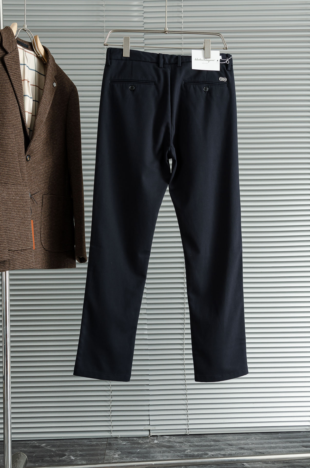 菲拉格慕25FW秋冬新款轻奢时尚定制休闲西裤，简洁干练的风格，精致卓越的品质男装，每款的设计点跟舒适度都