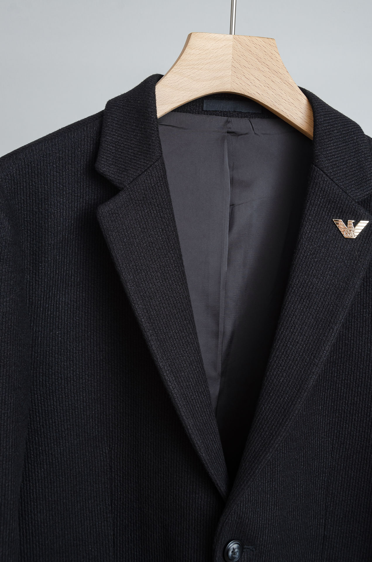 ☀️☀️ 阿玛尼 2025FW羊毛混纺胸标点缀男士商务休闲西服#舒适有弹力，区别于普通的西装面料，这个是