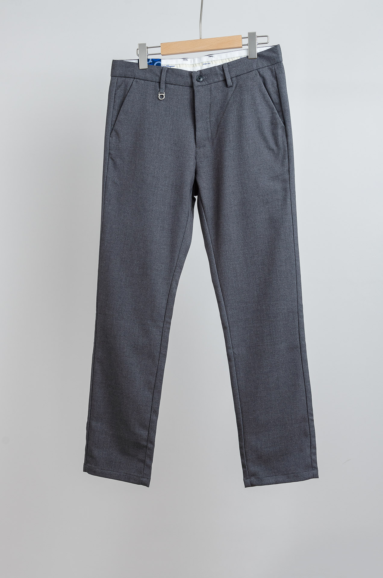 NO:525892,Ferragamo 25FW autumn and winter new light luxury fashion custom casual trousers, simple and capable style, exquisite and excellent quality men's clothing, the design points and comfort of each style can be balanced. The main items on the official website that have just been launched are also so simple and generous, versatile and capable. Those who are familiar with his brand know that the quality is always firmly grasped!  As a business and casual versatile item with excellent temperament, the straight and crisp style is more suitable for more people to wear, and the feel is more soft and delicate and comfortable with pure cotton texture. The overall feeling is still very clean this time. There are basically not many cumbersome and exaggerated designs that focus on minimalist style. In terms of details, the brand's own unique LOGO image embellishment is indeed added. All the hardware buttons are made of exclusive custom high-quality metal buttons. The unique style shows the extraordinary style and light luxury aura, and is evenly distributed on the waist placket. The strong charm of mature men is perfectly reflected in this!  The classic straight-tube style cut will be handy no matter what style you want to wear. The crisp style and classic colors have both the elegant temperament of business and the elegant feeling of casual fashion. There is really no need to say anything. Get one quickly, and it will definitely make you feel worth the money!  !  Size 30-38, ferragamo, alexander wang19860909菲拉格慕25FW秋冬新款轻奢时尚定制休闲西裤,简洁干练的风格,精致卓越的品质男装,每款的设计点跟舒适度都能做到平衡,刚刚上线的这款官网主打单品亦是如此简洁大方,百搭又干练,熟悉他家品牌的都知道,品质感这块都是拿捏的死死的！ 作为一款气质绝佳的商务休闲百搭单品,直筒挺括的版型更加适合更多人穿着,手感上更偏向于纯棉质地的柔软细腻服帖,设计上这次整体感觉还是很干净的,基本上没有太多繁琐浮夸的设计主打极简风格,在细节方面确实做了品牌自家独特的LOGO形象点缀加持,五金纽扣全部都是做了独家定制的高品质金属扣,独特风格彰显不凡的格调与轻奢的气场,均匀的分布在腰间门襟,那种浓浓的成熟男人的魅力就在这其中完美体现出来！经典的直筒版型裁剪,无论你想作为何种风格的穿搭都会得心应手,挺括的版型外加经典的颜色,既有商务的儒雅气质,也有休闲时装的优雅感,真的无需多言,赶紧入手一件吧,绝对会让你感到物超所值！！ 尺码30-38,,ferragamo,alexander wang,Men's clothing