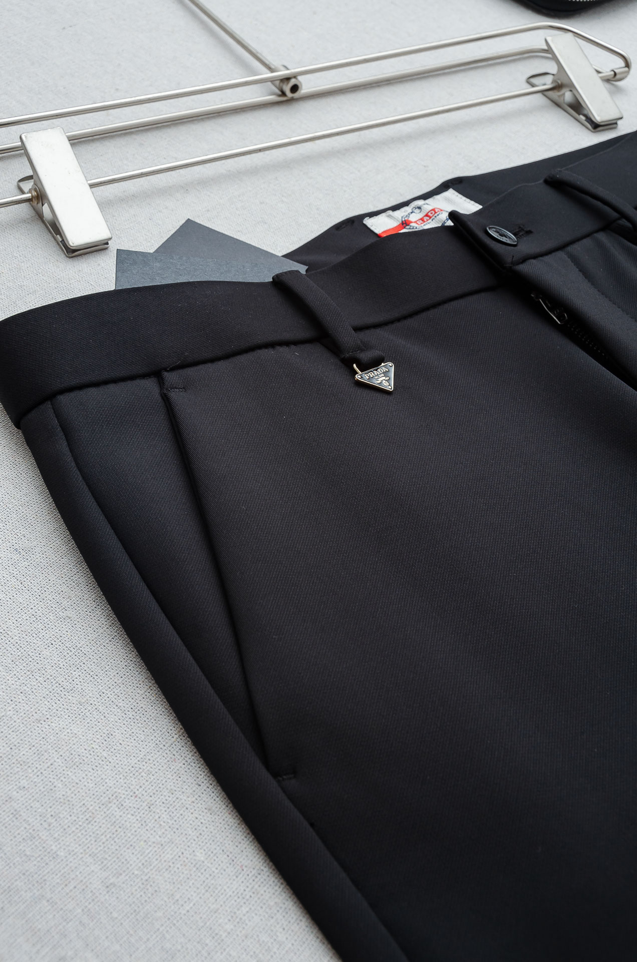 Pra#da 普拉/达26FW秋冬新款轻奢时尚定制休闲西裤，简洁干练的风格，精致卓越的品质男装，每款的设