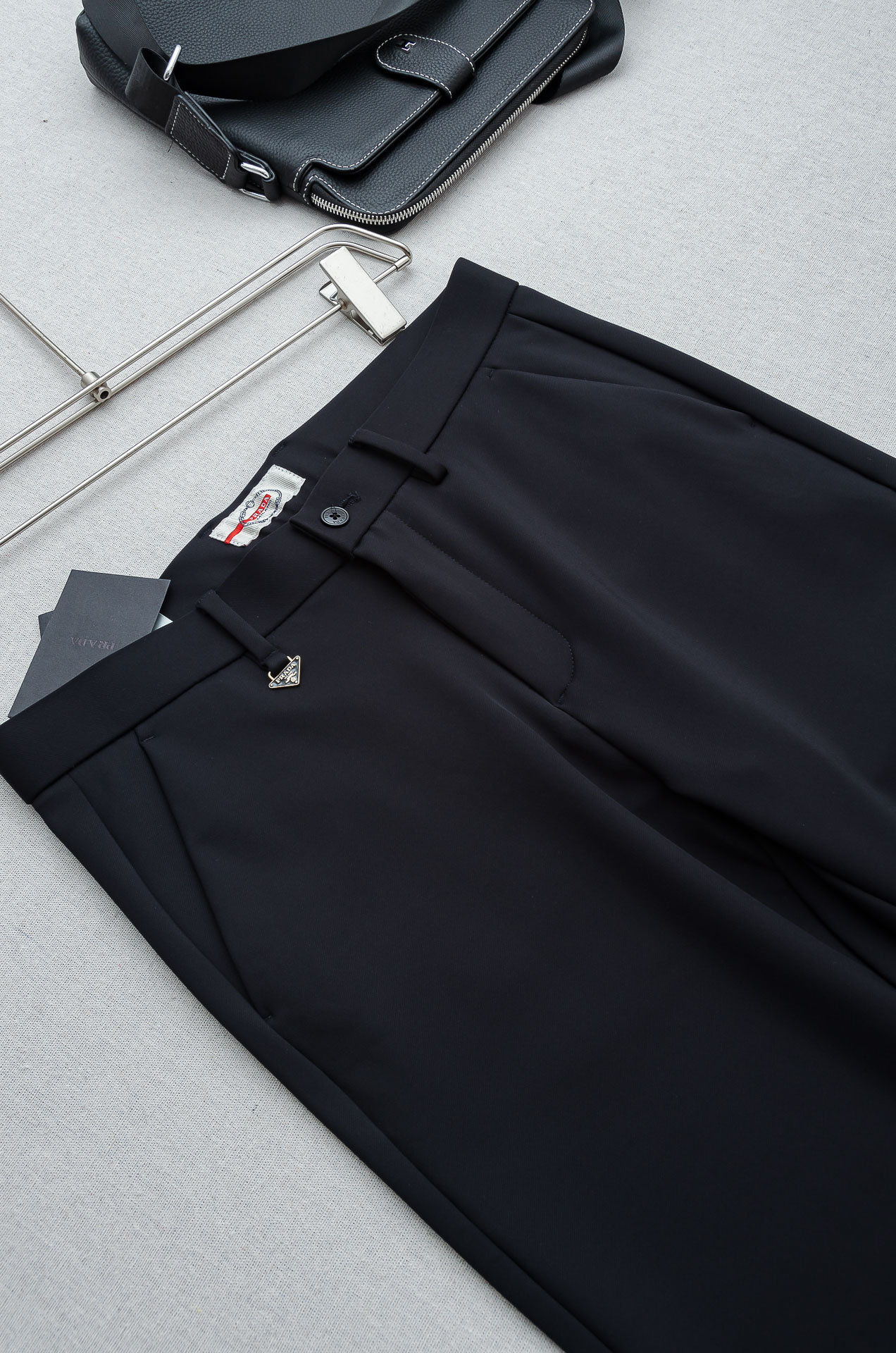 Pra#da 普拉/达26FW秋冬新款轻奢时尚定制休闲西裤，简洁干练的风格，精致卓越的品质男装，每款的设