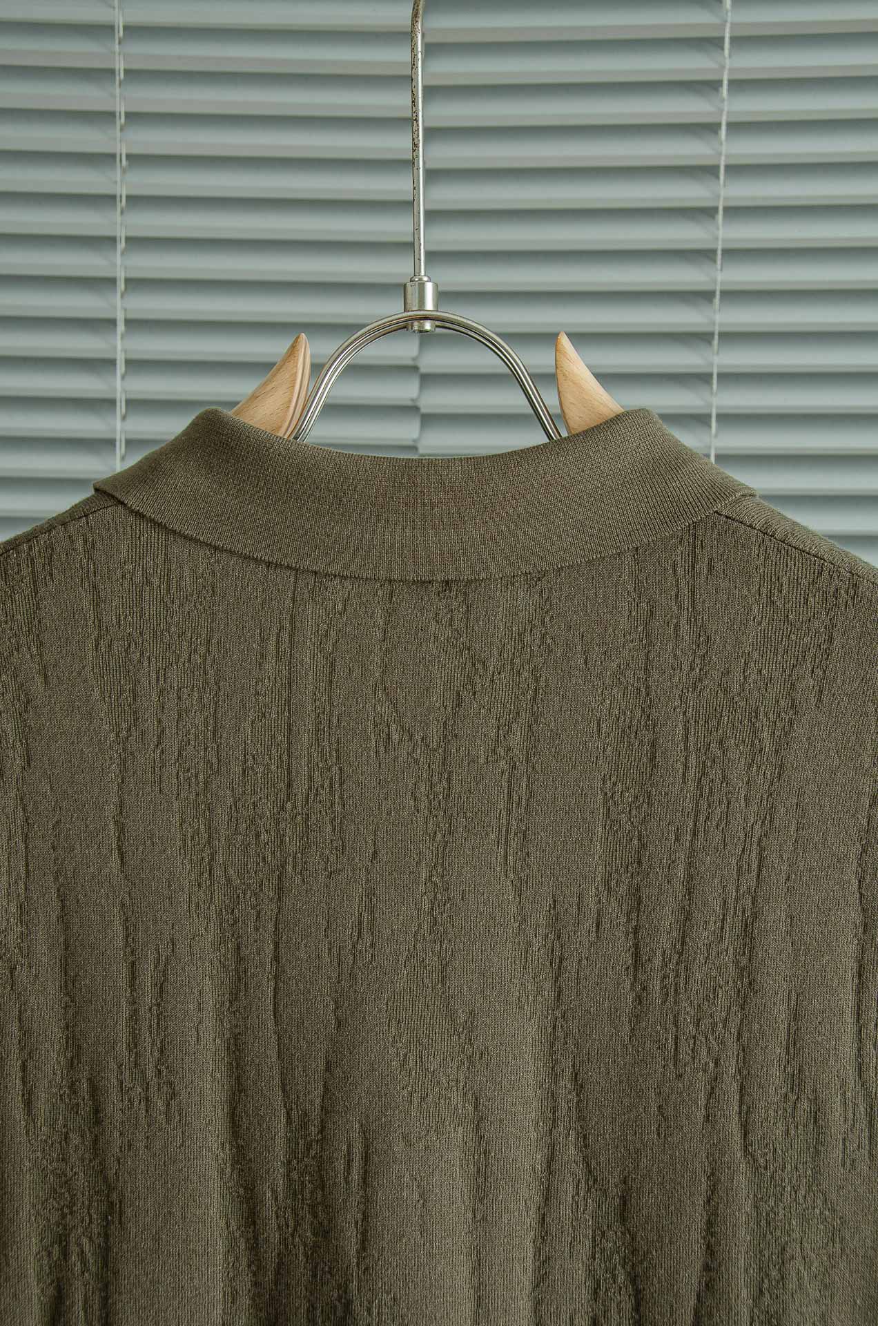 lP🆕 FW秋冬最新桑蚕丝混纺面料！上身保暖舒适亲肤男士翻领短袖针织T恤衫男人的衣橱必备单品！我想这是每