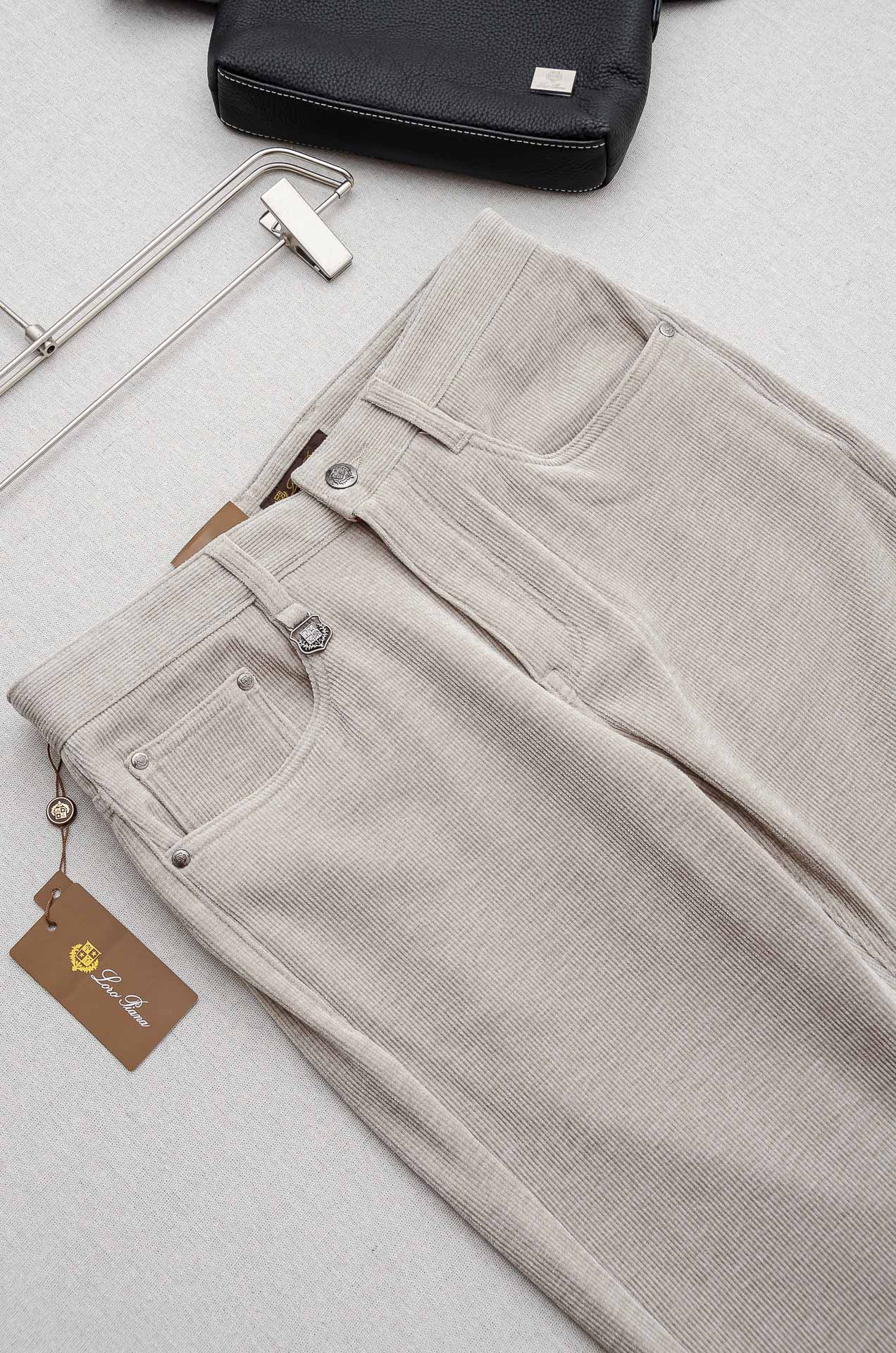 lP🆕 🇮🇹2025FW秋冬最新复古灯芯绒休闲长裤#面料为天然棉质灯芯绒，保留了棉的柔软、吸湿性与舒适度