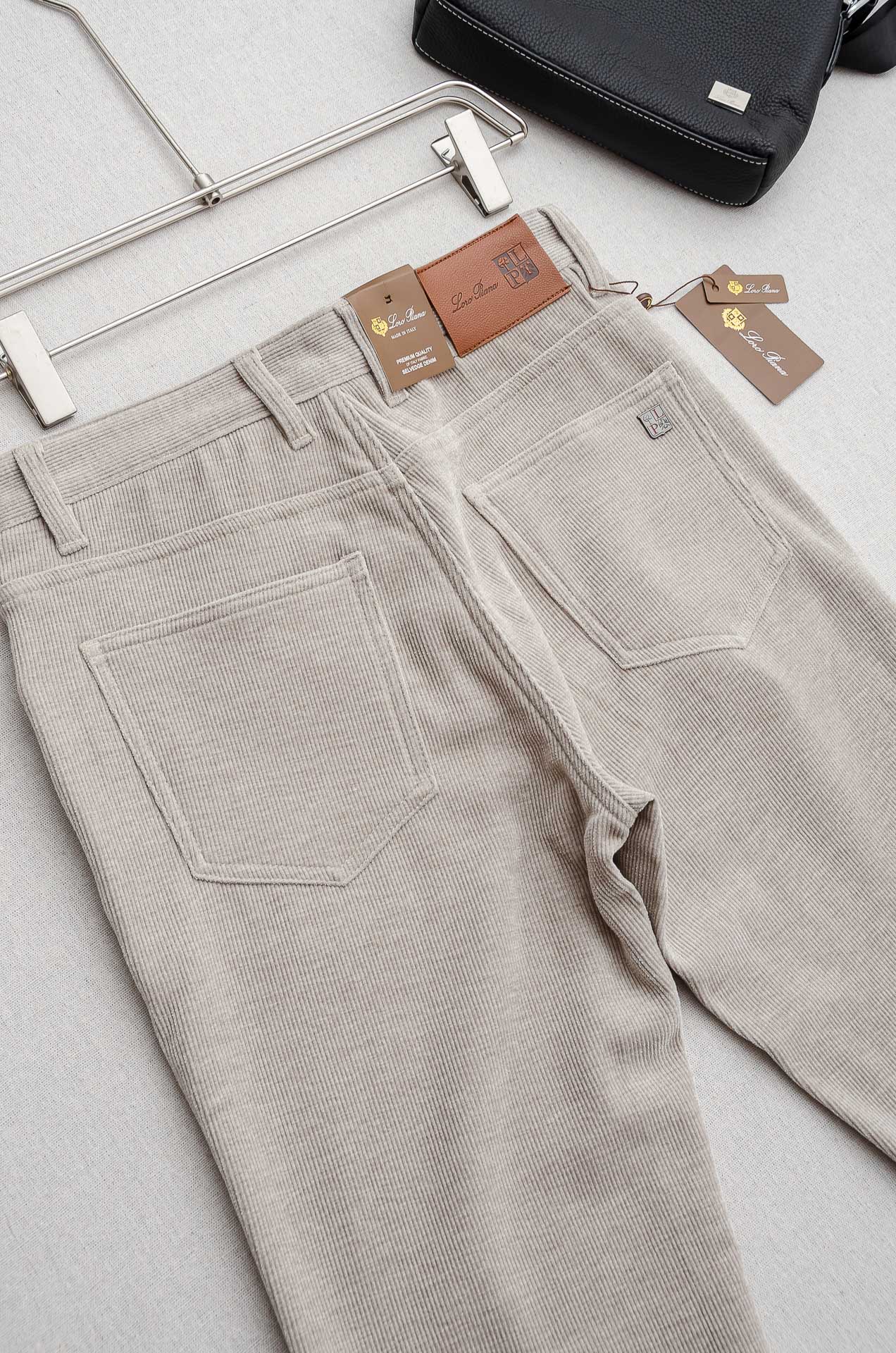 lP🆕 🇮🇹2025FW秋冬最新复古灯芯绒休闲长裤#面料为天然棉质灯芯绒，保留了棉的柔软、吸湿性与舒适度